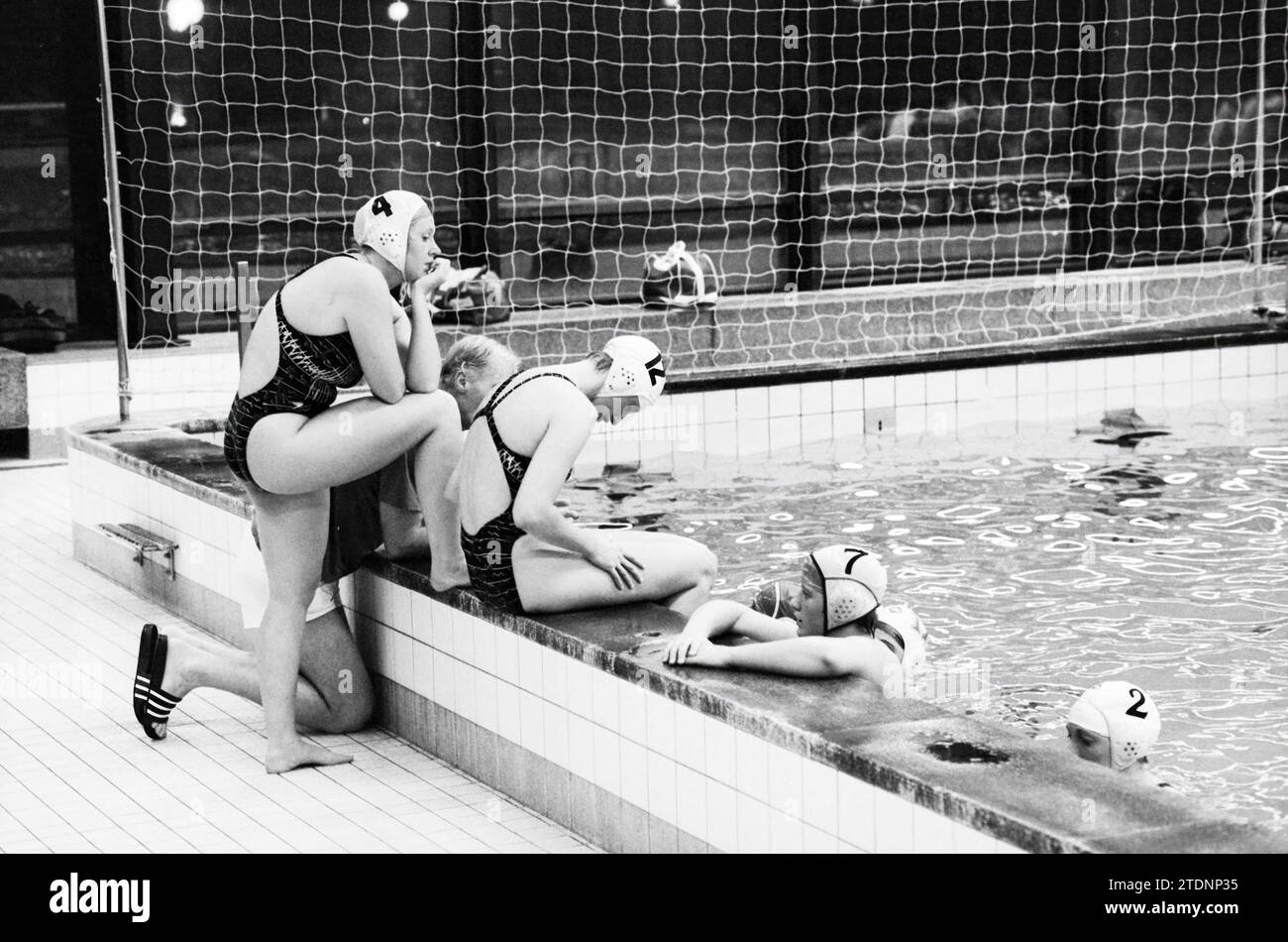 Water-polo : Rapido-Njord, Haarlem, pays-Bas, 09-10-1992, Whizgle News from the Past, taillé pour l'avenir. Explorez les récits historiques, l'image de l'agence néerlandaise avec une perspective moderne, comblant le fossé entre les événements d'hier et les perspectives de demain. Un voyage intemporel façonnant les histoires qui façonnent notre avenir Banque D'Images