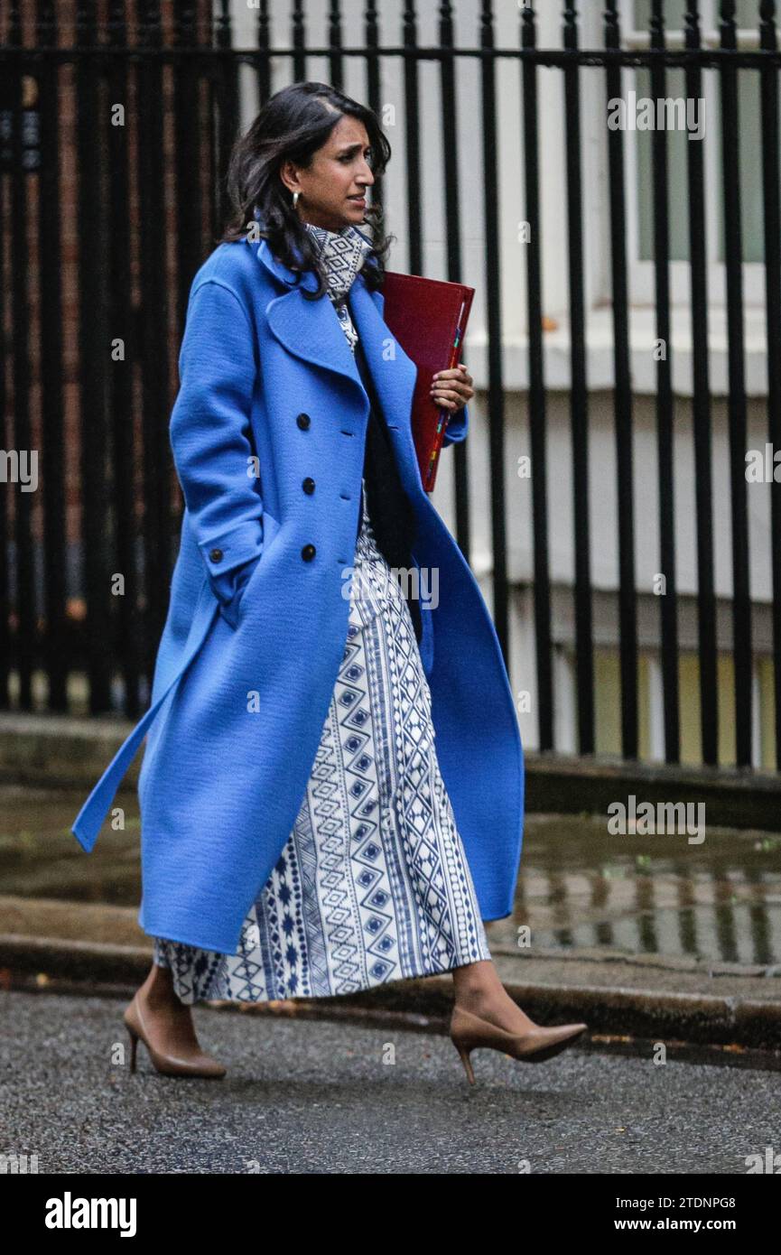 Londres, Royaume-Uni. 19 décembre 2023. Claire Coutinho, députée, secrétaire d'État à la sécurité énergétique et à Net Zero. Les ministres assistent à la réunion hebdomadaire du cabinet du gouvernement au 10 Downing Street à Westminster, Londres, Angleterre, sous une pluie battante. Cette réunion devrait être la dernière du Cabinet avant les vacances de Noël. Crédit : Imageplotter/Alamy Live News Banque D'Images