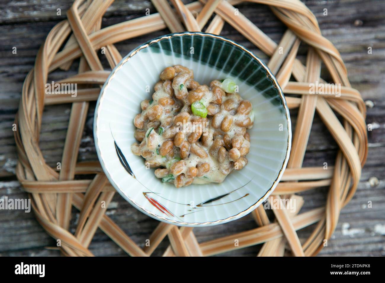 Nattō, nato ou hiragana est un aliment traditionnel japonais à base de soja fermenté.aliment traditionnel japonais à base de soja fermenté. Banque D'Images