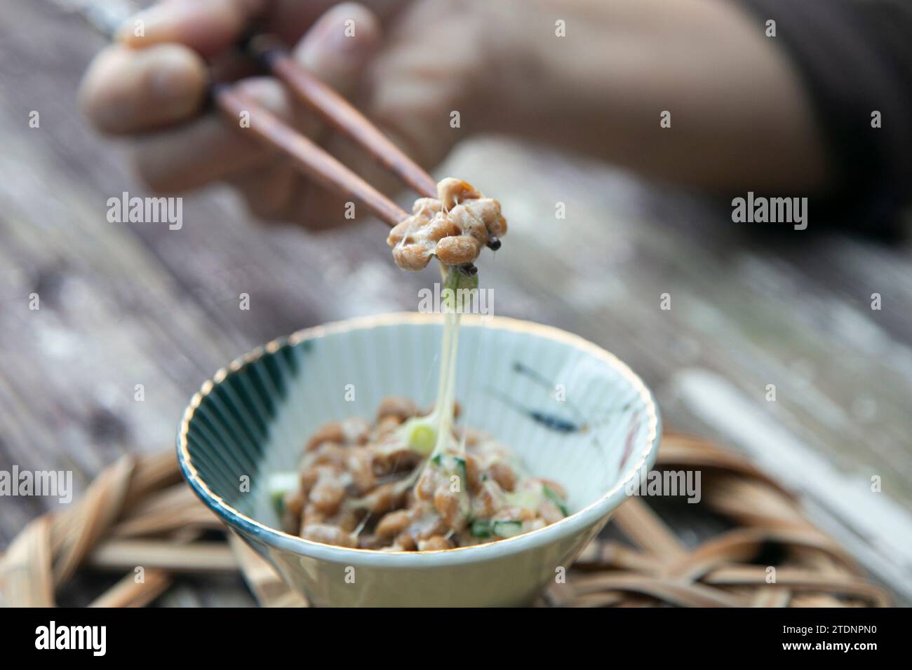 Nattō, nato ou hiragana est un aliment traditionnel japonais à base de soja fermenté.aliment traditionnel japonais à base de soja fermenté. Banque D'Images