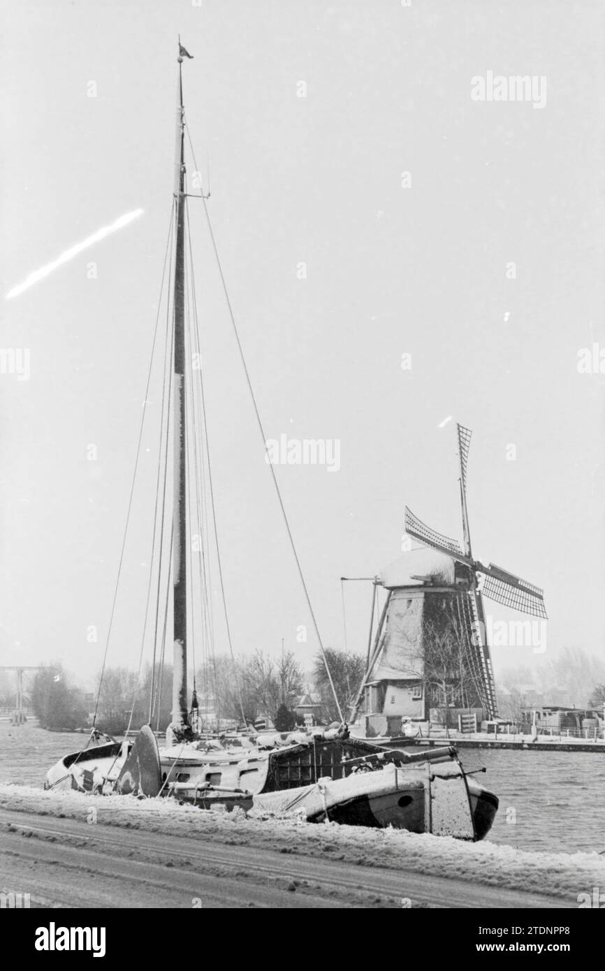 Snow Spaarne, Haarlem, pays-Bas, Whizgle News from the Past, taillé sur mesure pour l'avenir. Explorez les récits historiques, l'image de l'agence néerlandaise avec une perspective moderne, comblant le fossé entre les événements d'hier et les perspectives de demain. Un voyage intemporel façonnant les histoires qui façonnent notre avenir Banque D'Images