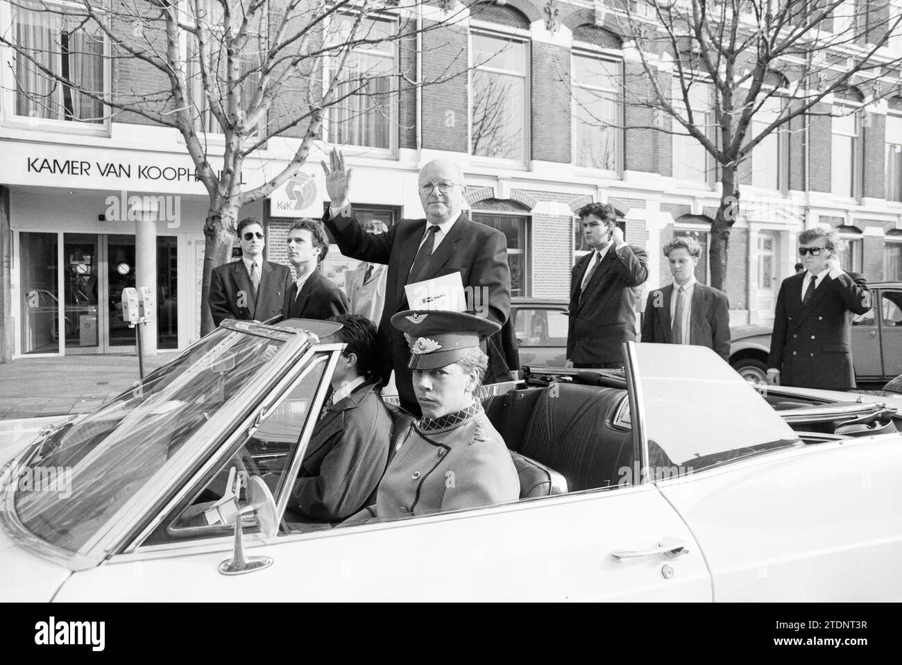 Publicité pour 'East Euro Expo 1991', défilé de voitures avec look-alike Gorbatchev, Haarlem, pays-Bas, 25-02-1991, Whizgle News from the Past, taillé pour l'avenir. Explorez les récits historiques, l'image de l'agence néerlandaise avec une perspective moderne, comblant le fossé entre les événements d'hier et les perspectives de demain. Un voyage intemporel façonnant les histoires qui façonnent notre avenir Banque D'Images