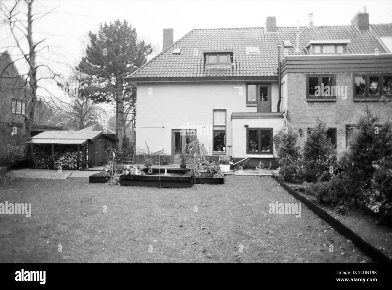 Façade arrière et jardin d'une spacieuse maison d'angle, 17-11-1981, Whizgle nouvelles du passé, taillées pour l'avenir. Explorez les récits historiques, l'image de l'agence néerlandaise avec une perspective moderne, comblant le fossé entre les événements d'hier et les perspectives de demain. Un voyage intemporel façonnant les histoires qui façonnent notre avenir Banque D'Images