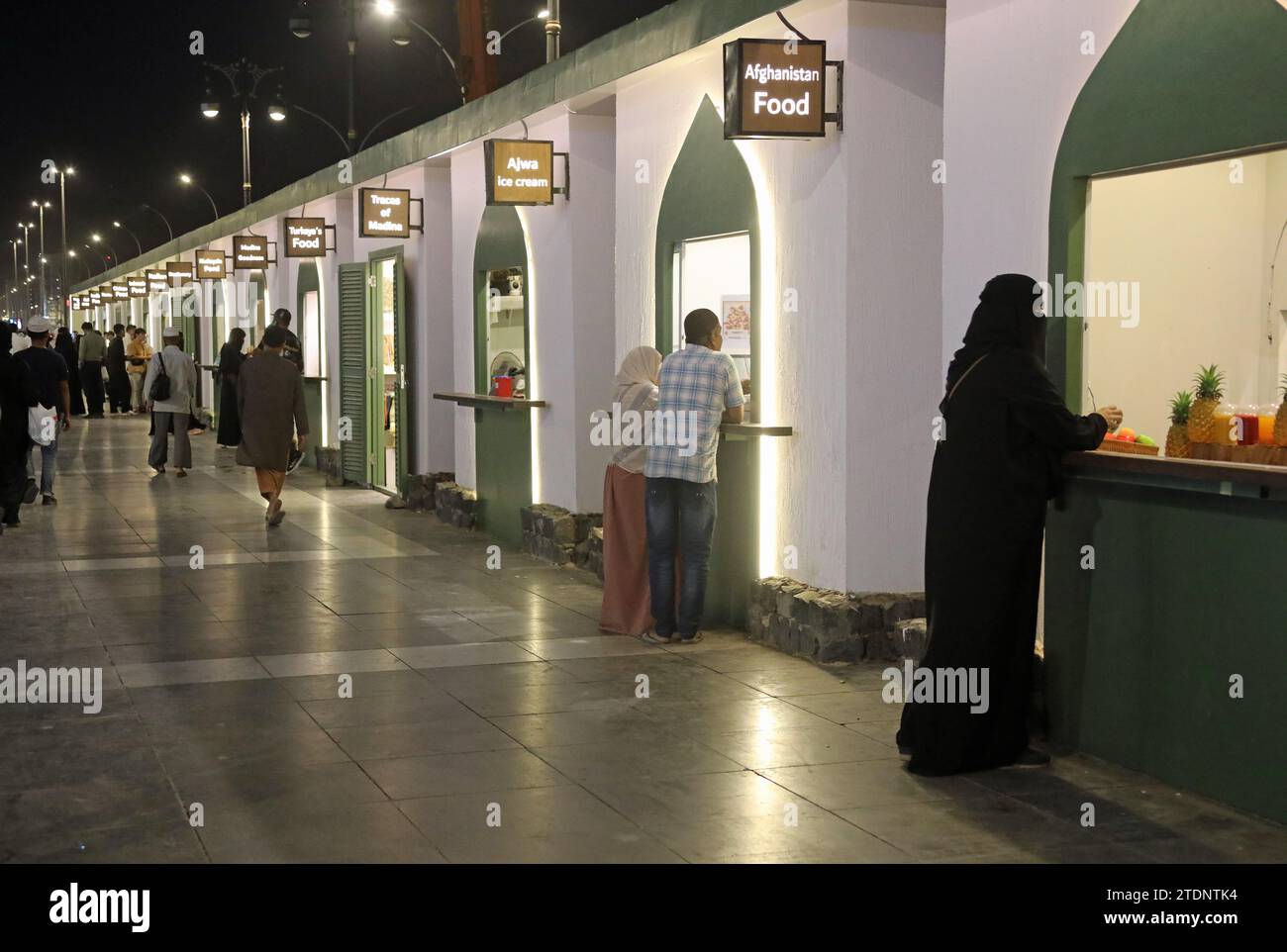 Points de vente internationaux de nourriture de rue à Medina en Arabie Saoudite Banque D'Images