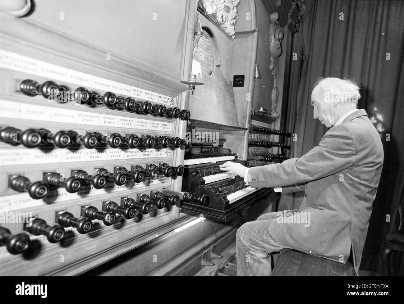 A. de Klerk, Bavo Church, organiste, orgues et organistes, 11-06-1985, Whizgle nouvelles du passé, adaptées à l'avenir. Explorez les récits historiques, l'image de l'agence néerlandaise avec une perspective moderne, comblant le fossé entre les événements d'hier et les perspectives de demain. Un voyage intemporel façonnant les histoires qui façonnent notre avenir Banque D'Images