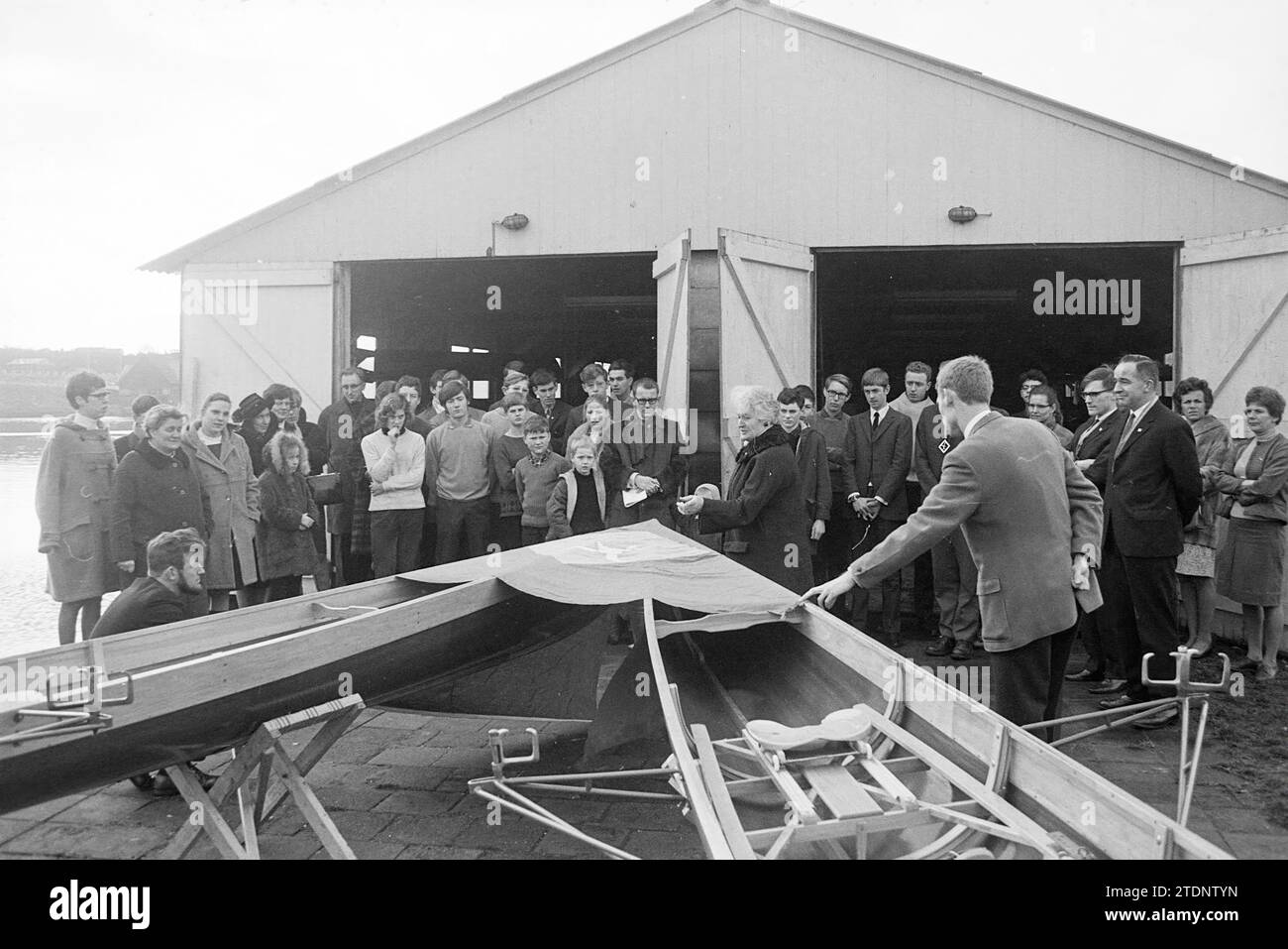 Baptême des bateaux à rames Stern, lancement des navires, 03-02-1968, Whizgle News from the Past, taillé pour l'avenir. Explorez les récits historiques, l'image de l'agence néerlandaise avec une perspective moderne, comblant le fossé entre les événements d'hier et les perspectives de demain. Un voyage intemporel façonnant les histoires qui façonnent notre avenir Banque D'Images