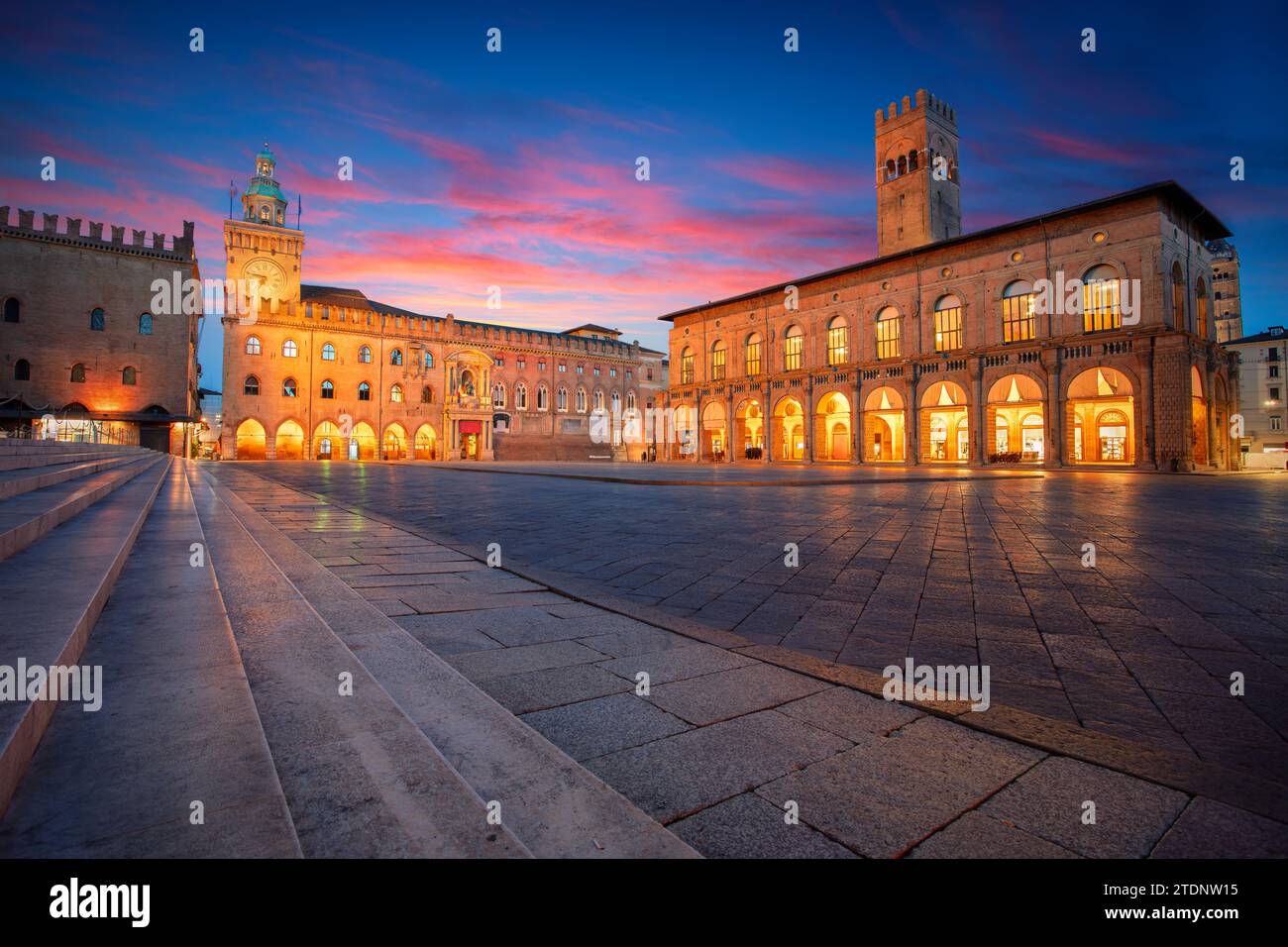 Bologne, Italie. Image du paysage urbain de la vieille ville de Bologne, Italie avec Piazza Maggiore au beau lever du soleil d'automne. Banque D'Images