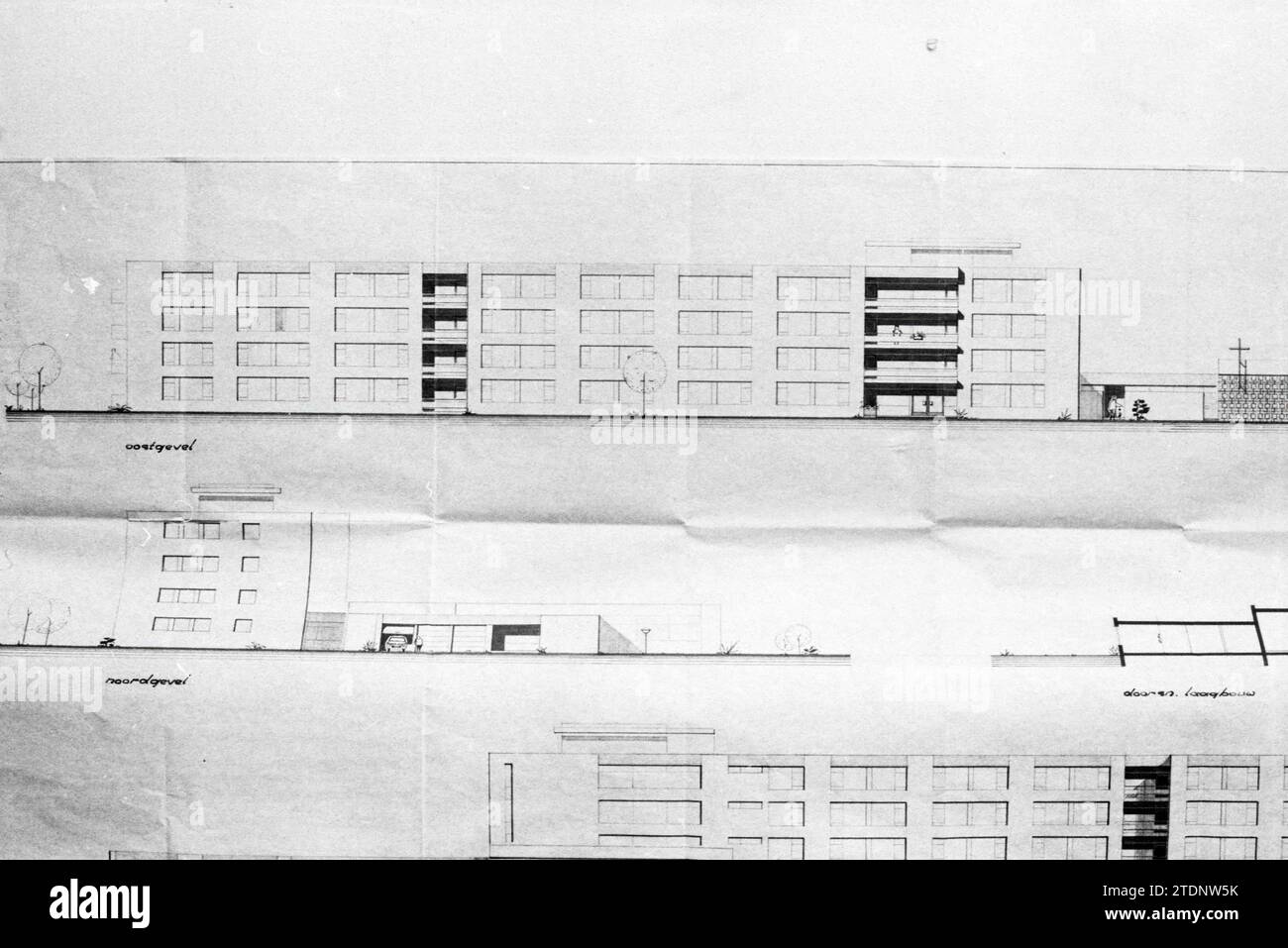 Dessin de travail du bâtiment, Whizgle News from the Past, adapté pour l'avenir. Explorez les récits historiques, l'image de l'agence néerlandaise avec une perspective moderne, comblant le fossé entre les événements d'hier et les perspectives de demain. Un voyage intemporel façonnant les histoires qui façonnent notre avenir Banque D'Images