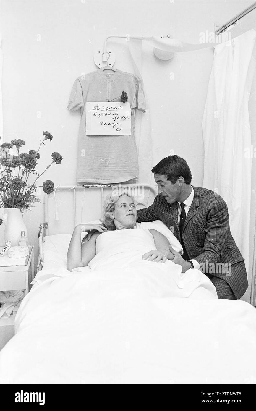 AB Geldermans avec femme., Cyclisme, 22-07-1968, Whizgle nouvelles du passé, adapté pour l'avenir. Explorez les récits historiques, l'image de l'agence néerlandaise avec une perspective moderne, comblant le fossé entre les événements d'hier et les perspectives de demain. Un voyage intemporel façonnant les histoires qui façonnent notre avenir Banque D'Images