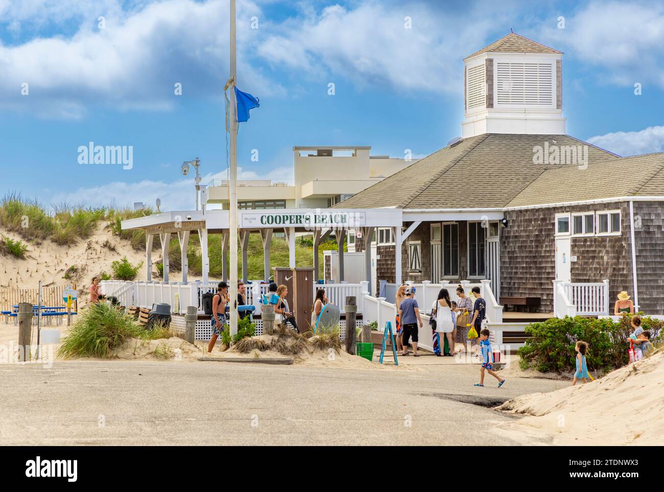 les gens un jour d'été à coopers beach Banque D'Images