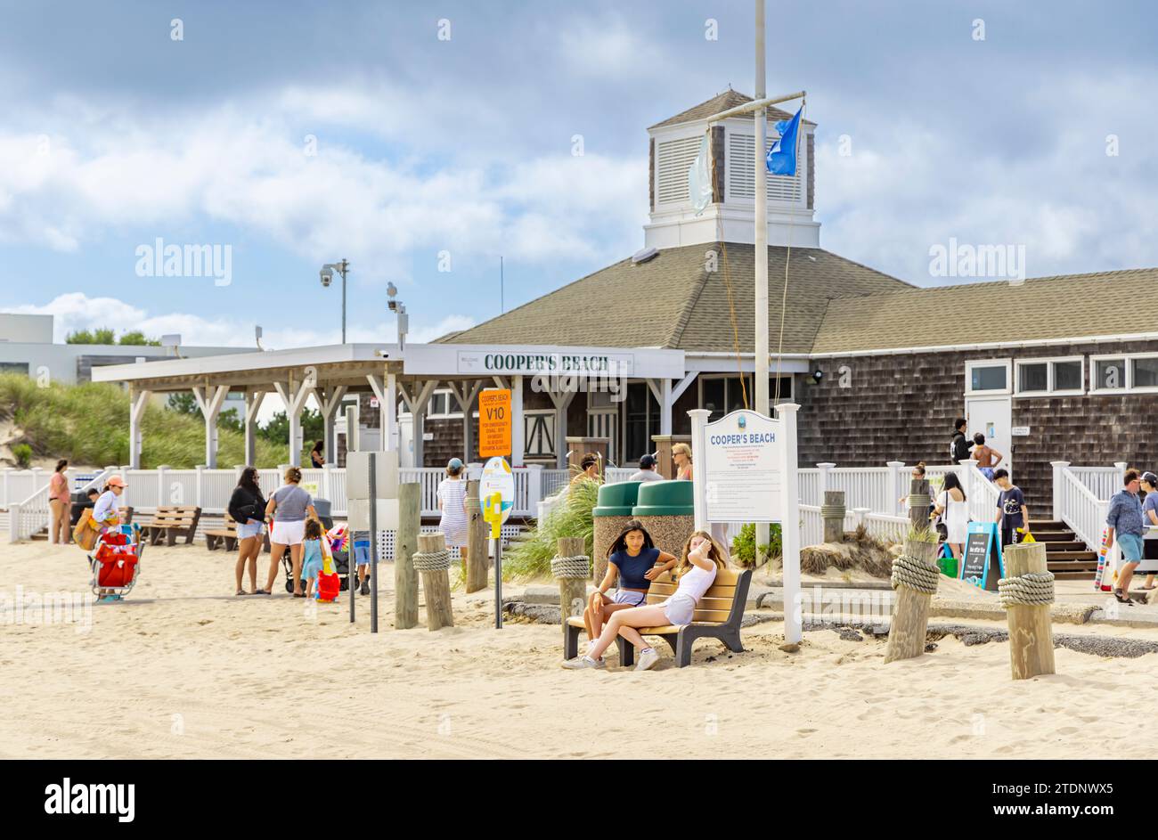les gens un jour d'été à coopers beach Banque D'Images