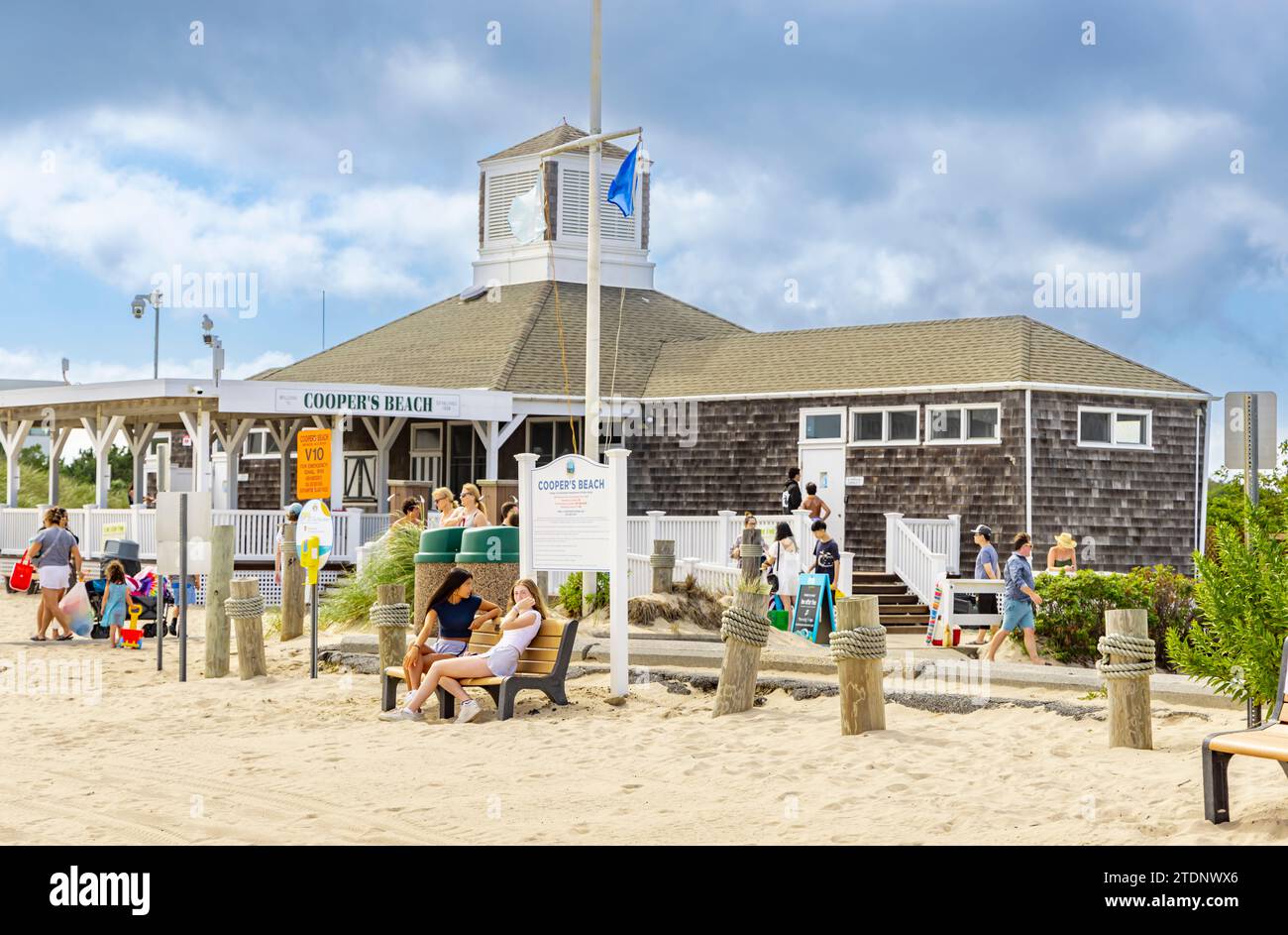les gens un jour d'été à coopers beach Banque D'Images