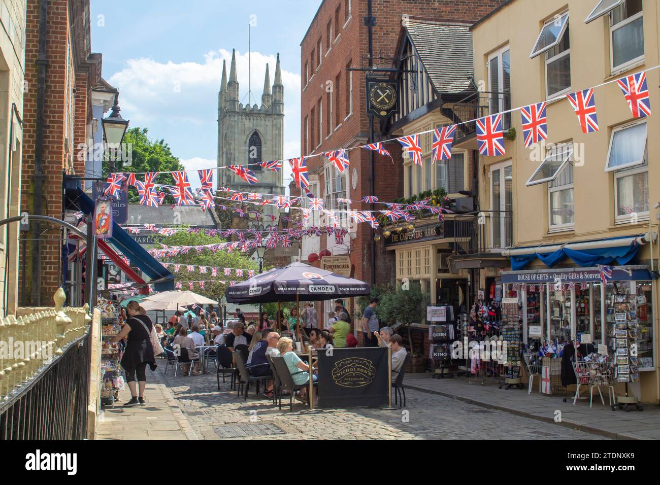 15 juin 2023 les clients se détendent dans les salons de thé locaux et les cafés de rue à Royal Windsor, Berkshire par un bel après-midi d'été. Banque D'Images