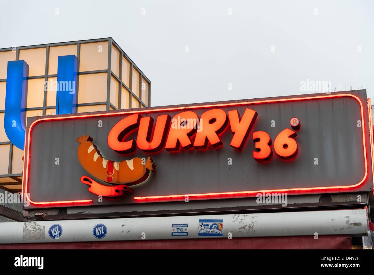 Signez pour le snack-bar Curry 36, vendant la cuisine de rue allemande classique Currywurst à Berlin, en Allemagne. Banque D'Images