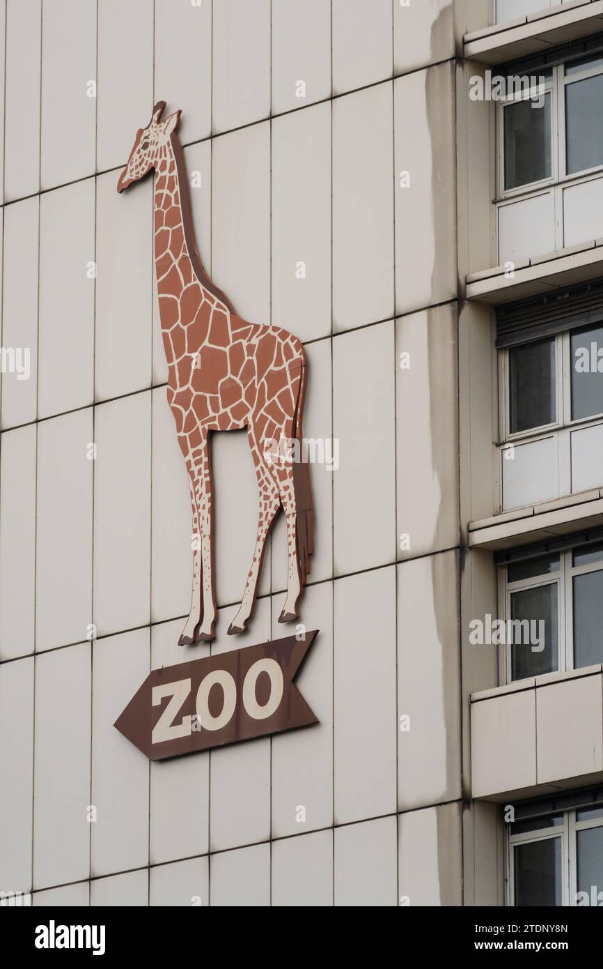 Panneau girafe sur un bâtiment, indiquant le chemin du zoo de Berlin, dans le quartier Tiergarten de la ville de Berlin, en Allemagne Banque D'Images