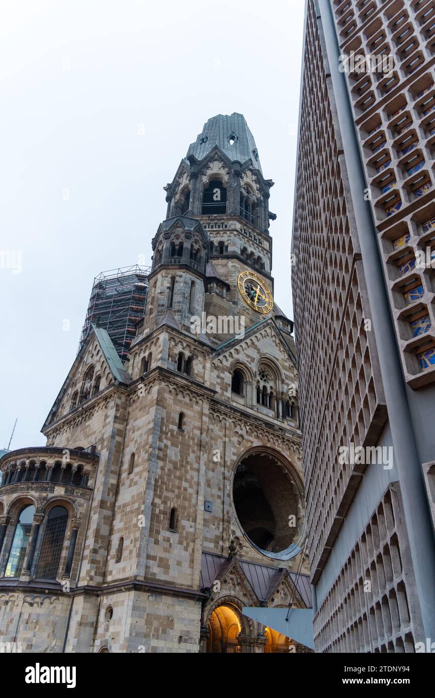 Kaiser Wilhelm Memorial Church, Berlin, Allemagne, bombardée par les alliés pendant la Seconde Guerre mondiale, avec de nouvelles fenêtres de bâtiment d'église faites des 22 790 pièces de l'original Banque D'Images