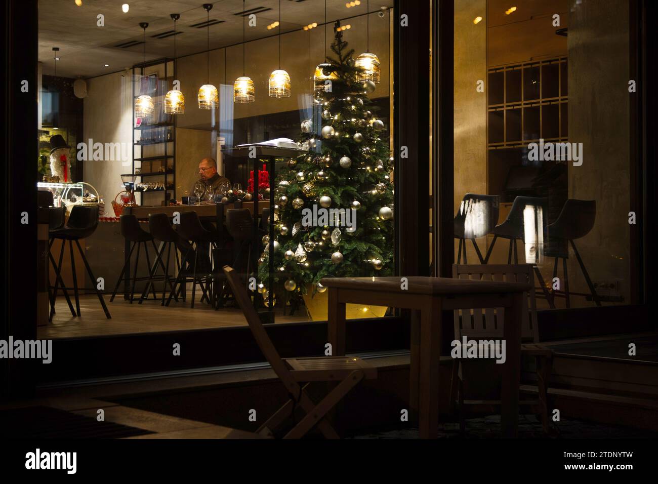 Non exclusive : KIEV, UKRAINE - 18 DÉCEMBRE 2023 - Un arbre de Noël est vu à travers la fenêtre du sol au plafond d'un restaurant la nuit, Kiev, capita Banque D'Images