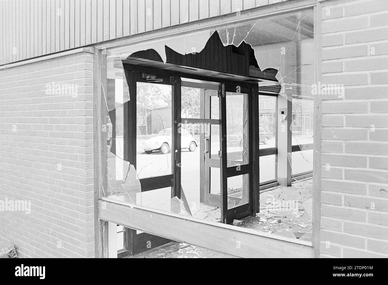 Fenêtres brisées dans un immeuble d'affaires à locataires multiples, 00-05-1974, Whizgle News from the Past, taillé pour l'avenir. Explorez les récits historiques, l'image de l'agence néerlandaise avec une perspective moderne, comblant le fossé entre les événements d'hier et les perspectives de demain. Un voyage intemporel façonnant les histoires qui façonnent notre avenir Banque D'Images