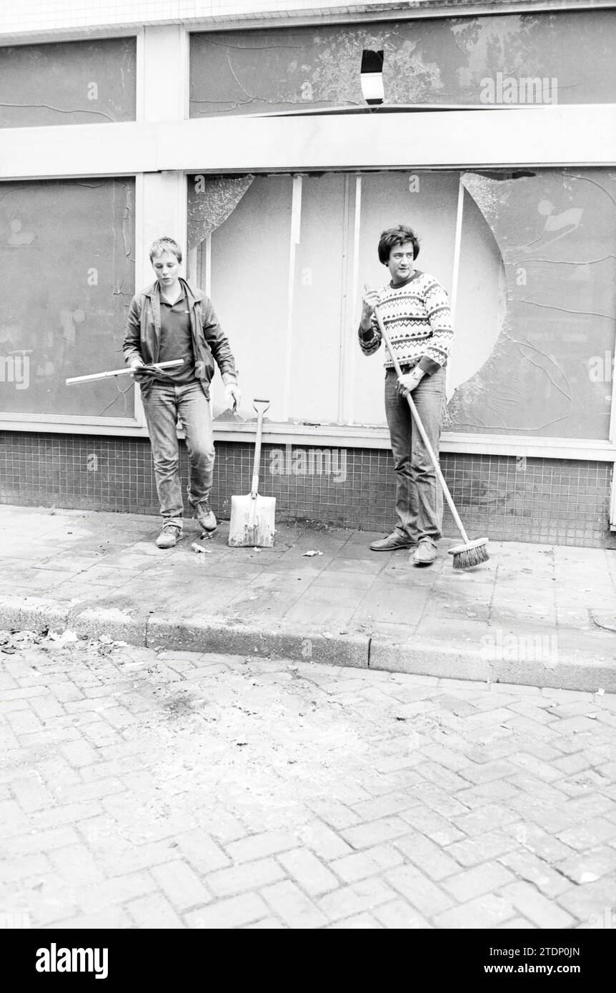 Deux personnes nettoient des éclats de verre, fenêtre cassée, 22-07-1982, Whizgle News from the Past, taillé pour l'avenir. Explorez les récits historiques, l'image de l'agence néerlandaise avec une perspective moderne, comblant le fossé entre les événements d'hier et les perspectives de demain. Un voyage intemporel façonnant les histoires qui façonnent notre avenir Banque D'Images