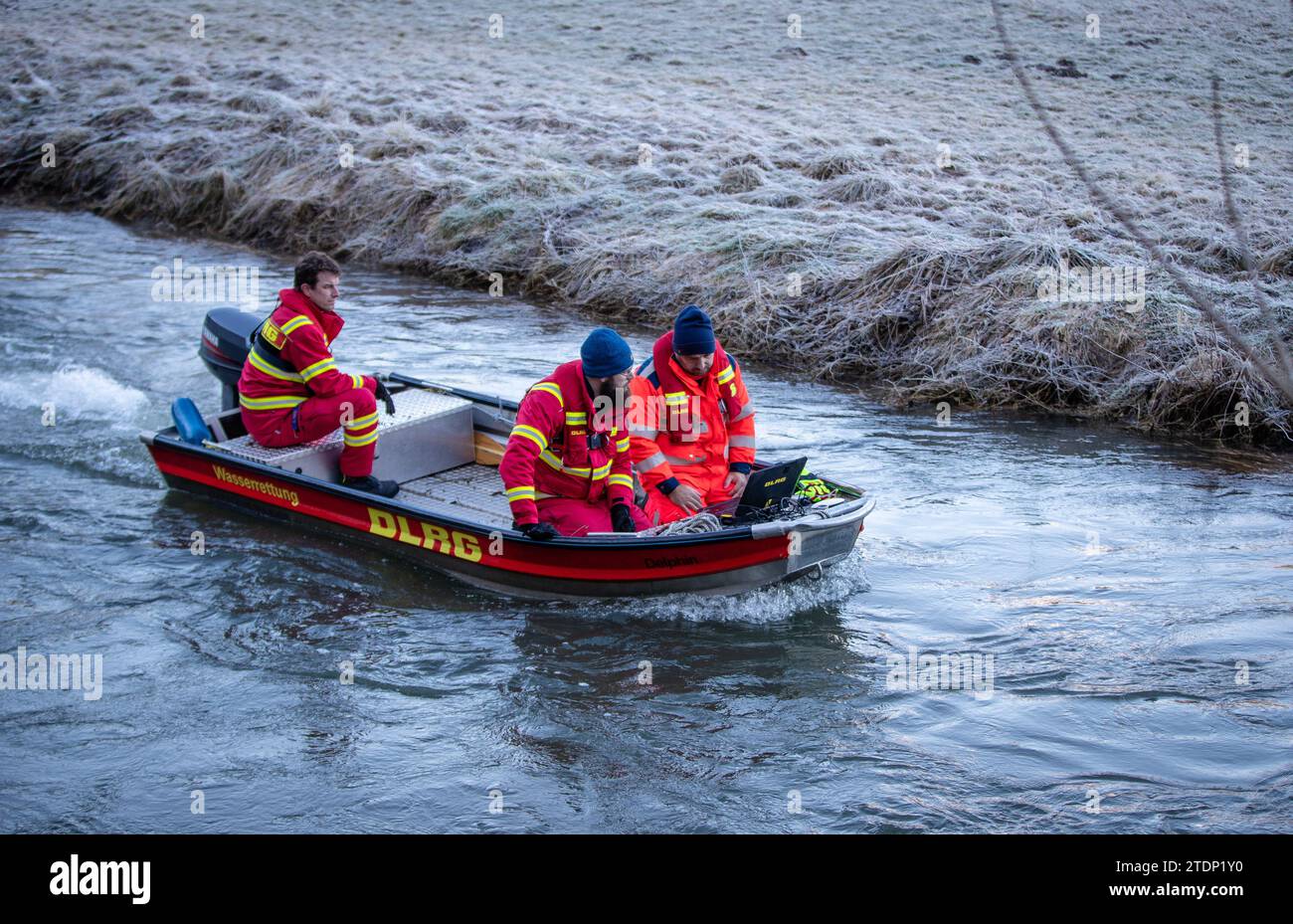 Bingen Hitzkofen, Allemagne. 19 décembre 2023. Les équipes de sauvetage du DLRG utilisent le sonar pour rechercher dans les eaux du Lauchert un enfant de deux ans porté disparu dans la municipalité depuis avant-hier. La fillette de deux ans avait probablement quitté la maison de ses parents en pyjama dans un moment inaperçu dimanche après-midi. Jusqu'à présent, les fonctionnaires supposent que c'était un accident. Crédit : Christoph Schmidt/dpa/Alamy Live News Banque D'Images