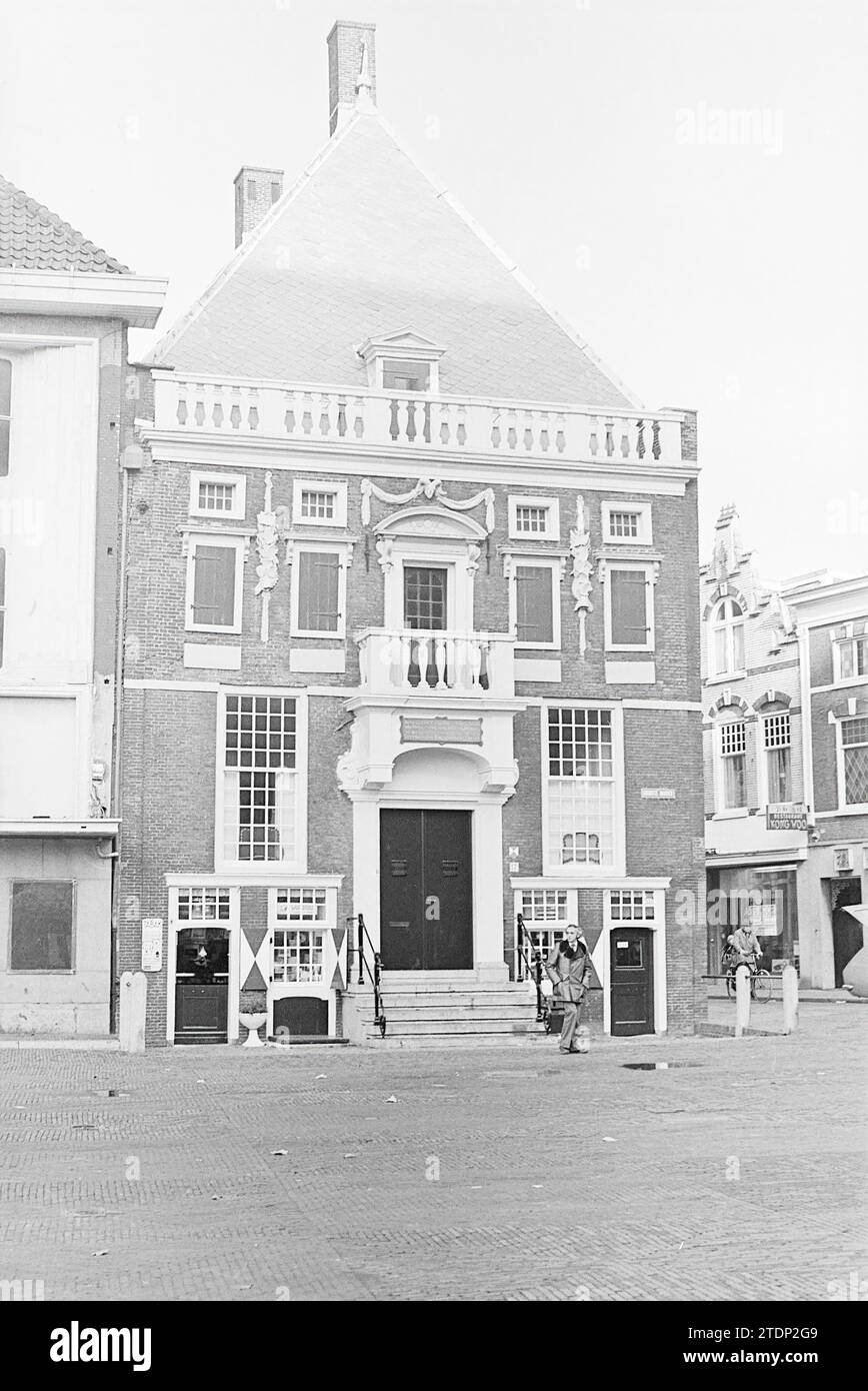 Ext Protège-tête, GR. Marché, extérieur, bâtiments Haarlem, Haarlem, Grote Markt, pays-Bas, 04-11-1975, Whizgle News from the Past, taillé pour l'avenir. Explorez les récits historiques, l'image de l'agence néerlandaise avec une perspective moderne, comblant le fossé entre les événements d'hier et les perspectives de demain. Un voyage intemporel façonnant les histoires qui façonnent notre avenir Banque D'Images