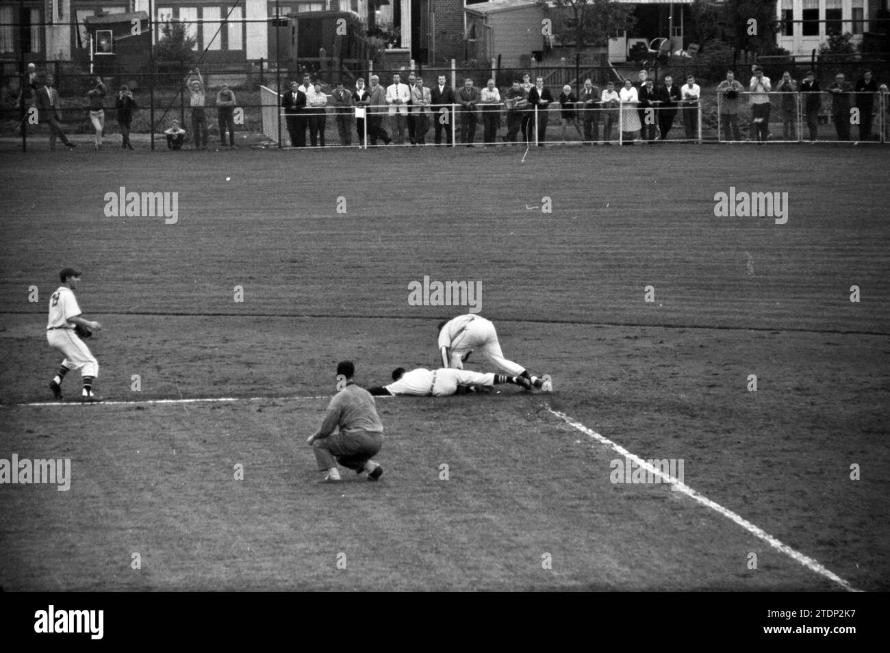 Baseball Schoten - Sparta )3-2), Schoten devient champion national dans la ligue principale., Haarlem, pays-Bas, 27-08-1960, Whizgle News from the Past, taillé pour l'avenir. Explorez les récits historiques, l'image de l'agence néerlandaise avec une perspective moderne, comblant le fossé entre les événements d'hier et les perspectives de demain. Un voyage intemporel façonnant les histoires qui façonnent notre avenir Banque D'Images