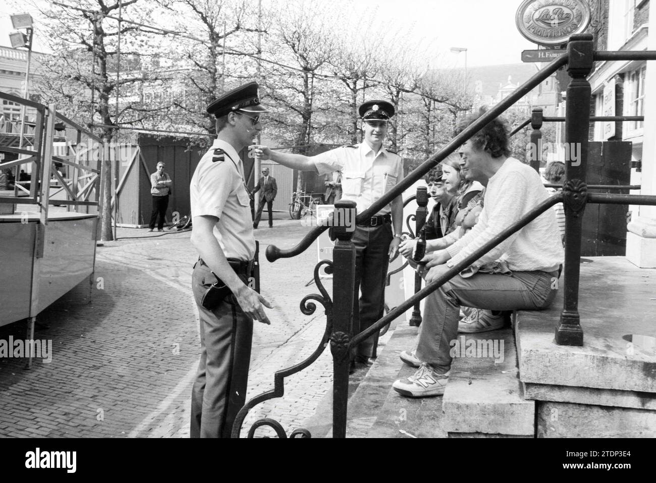 Déblaiement du trottoir GR. Protection principale Marché, évacuation, Haarlem, Grote Markt, pays-Bas, 29-04-1987, Whizgle nouvelles du passé, adaptées à l'avenir. Explorez les récits historiques, l'image de l'agence néerlandaise avec une perspective moderne, comblant le fossé entre les événements d'hier et les perspectives de demain. Un voyage intemporel façonnant les histoires qui façonnent notre avenir Banque D'Images