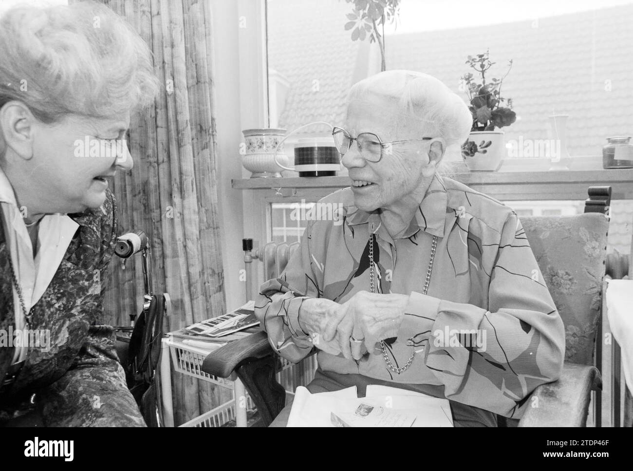 Mme Maaskant, 100 ans, 27-11-1991, Whizgle nouvelles du passé, adaptées à l'avenir. Explorez les récits historiques, l'image de l'agence néerlandaise avec une perspective moderne, comblant le fossé entre les événements d'hier et les perspectives de demain. Un voyage intemporel façonnant les histoires qui façonnent notre avenir Banque D'Images
