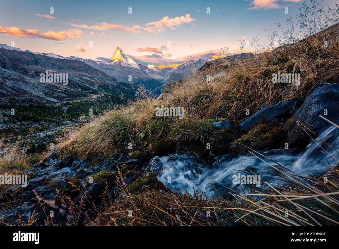 Beau paysage de Matterhorn montagne emblématique avec ruisseau coulant sur la nature sauvage d'automne près du lac Stellisee dans la matinée à Zermatt, en Suisse Banque D'Images