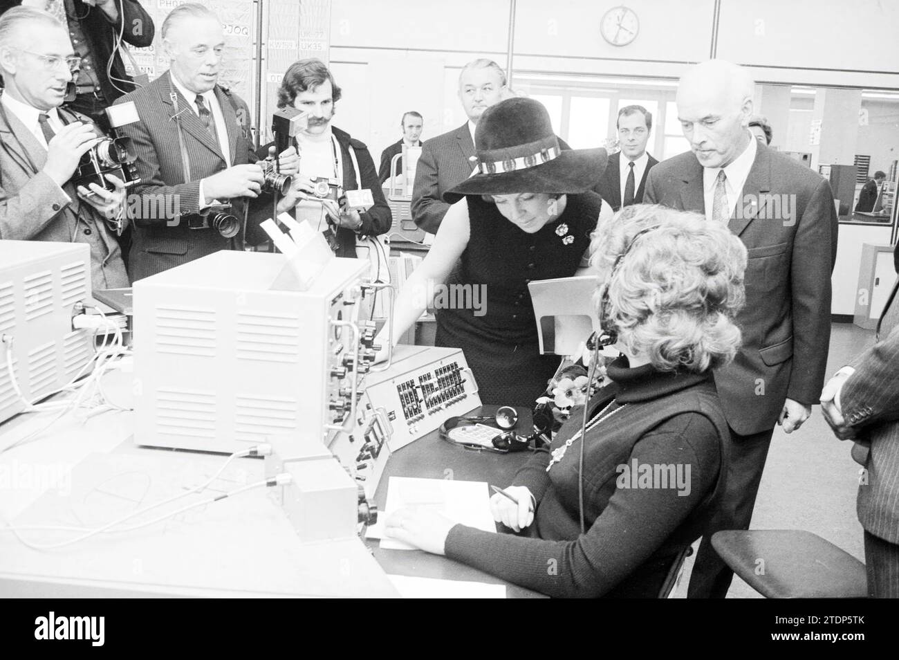 Ouverture radio Scheveningen, réceptions royales et visites royales, ouverture, ouvertures, mise en service, 17-11-1971, Whizgle nouvelles du passé, adaptées à l'avenir. Explorez les récits historiques, l'image de l'agence néerlandaise avec une perspective moderne, comblant le fossé entre les événements d'hier et les perspectives de demain. Un voyage intemporel façonnant les histoires qui façonnent notre avenir Banque D'Images