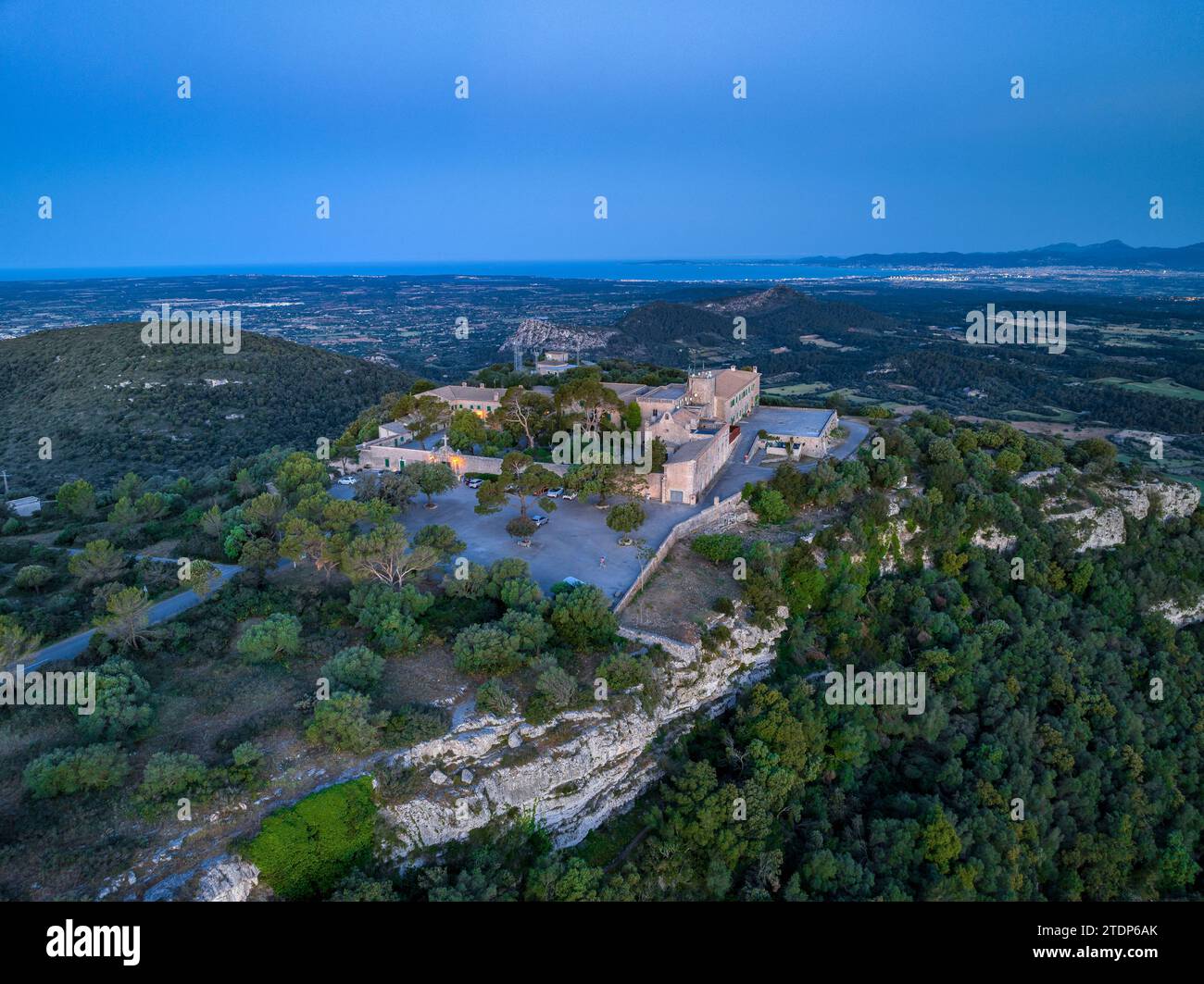 Vue aérienne au lever du soleil sur le sanctuaire de Cura, au sommet du Puig de Randa (Algaida, Majorque, Îles Baléares, Espagne) Banque D'Images