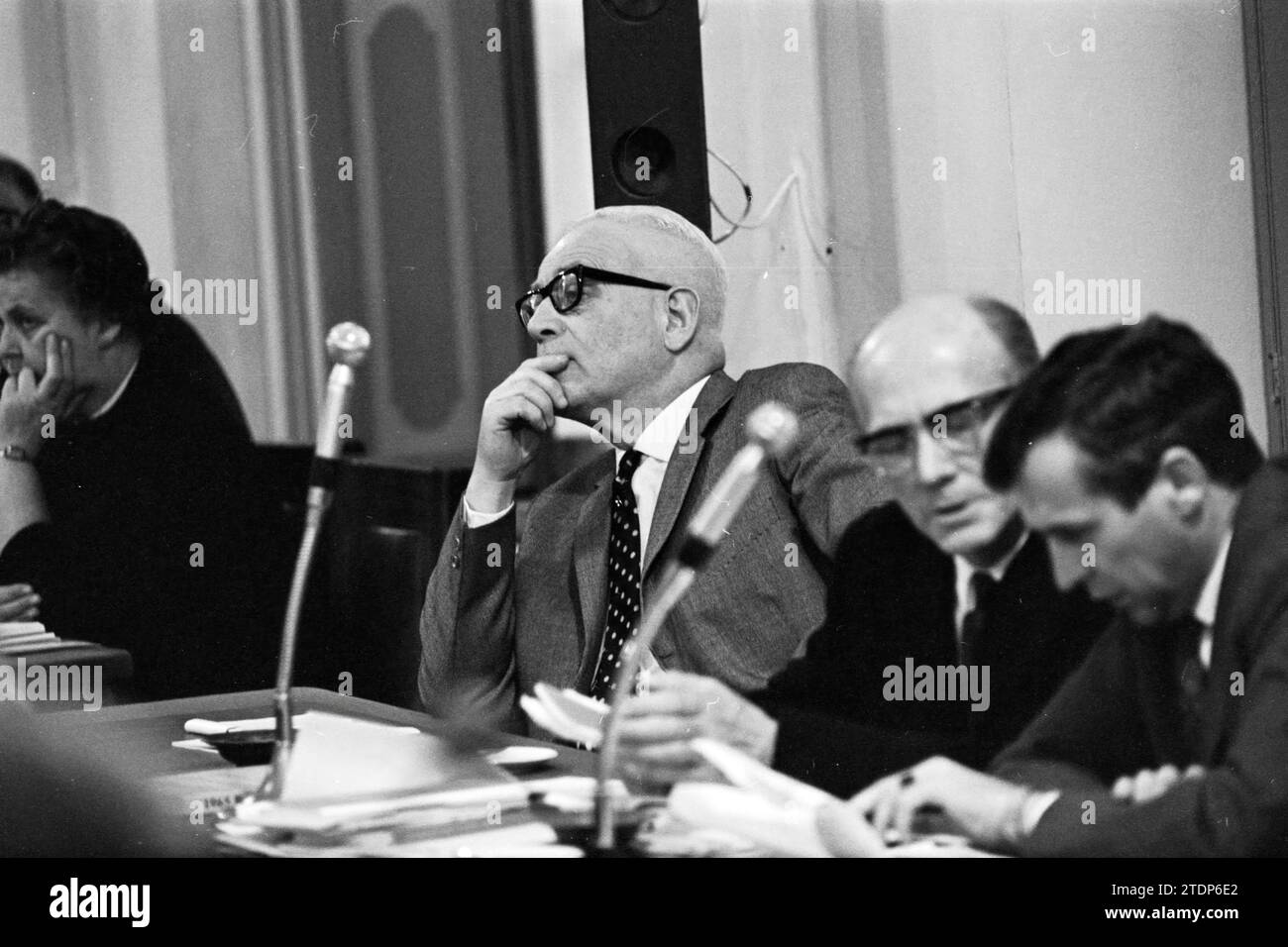 Débats sur le budget, Haarlem, Conseil municipal de Haarlem, 07-12-1964, Whizgle nouvelles du passé, adaptées à l'avenir. Explorez les récits historiques, l'image de l'agence néerlandaise avec une perspective moderne, comblant le fossé entre les événements d'hier et les perspectives de demain. Un voyage intemporel façonnant les histoires qui façonnent notre avenir Banque D'Images