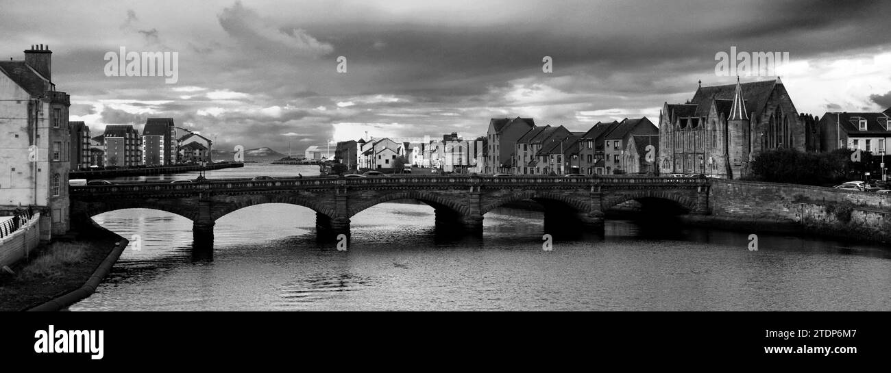 Vue du New Bridge sur la rivière Ayr, Ayr Town, South Ayrshire, Écosse, Royaume-Uni Banque D'Images