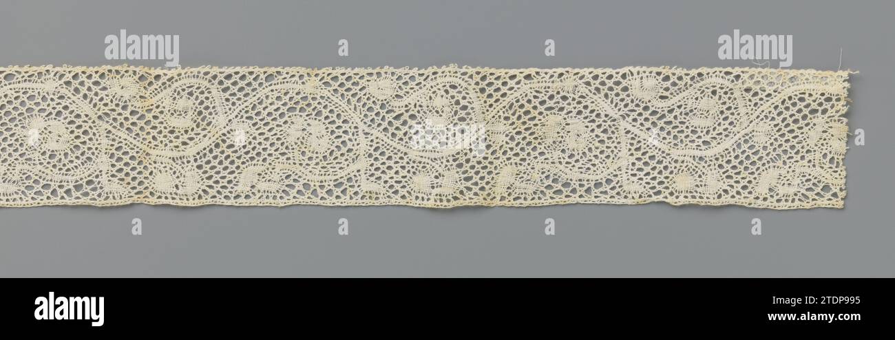 Bande de canette coques bouclées avec fleurs et feuilles stylisées, anonyme, c. 1700 bande de canette de couleur naturelle, côté Flandre. Le motif se compose d'un rang mince bouclé avec des fleurs et des feuilles stylisées. Les motifs sont faits dans la bataille de lin avec des bords ajourés. Ils sont reliés les uns aux autres par une terre traly, une terre en cinq parties. Le haut et le bas sont droits, avec des picots sur un côté. Anvers canette lacet / Flanders lacet bande de canette de couleur naturelle, côté Flanders. Le motif se compose d'un rang mince bouclé avec des fleurs et des feuilles stylisées. Les motifs sont faits dans la bataille de lin W Banque D'Images