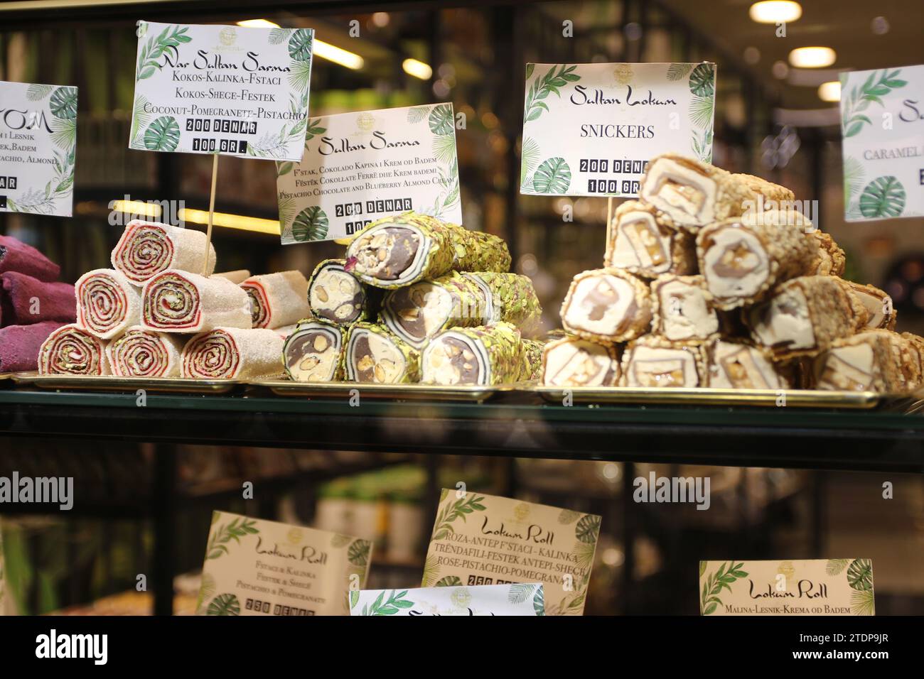 Vendus à Skopje, en Macédoine, les rouleaux Lokum sont une famille de confiseries à base de gel d’amidon et de sucre. Les variétés premium se composent en grande partie de dattes hachées, de pistaches, de noisettes ou de noix liées par le gel ; les variétés traditionnelles sont souvent aromatisées à l'eau de rose, à la gomme mastique, à l'orange de bergamote ou au citron. D'autres saveurs communes comprennent la cannelle et la menthe. Banque D'Images