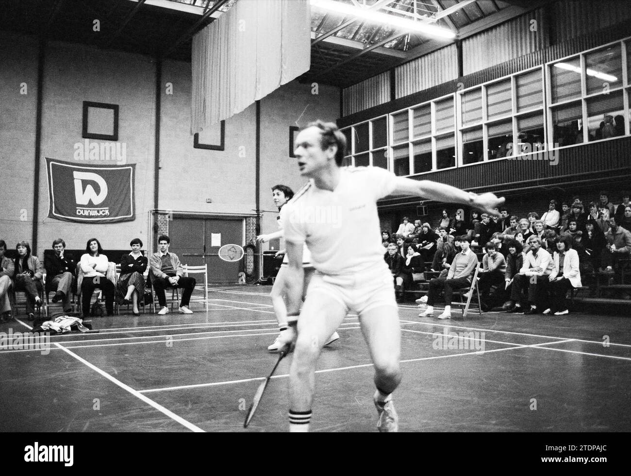 Match de badminton en double mixte, 00-00-1981, Whizgle News from the Past, taillé pour l'avenir. Explorez les récits historiques, l'image de l'agence néerlandaise avec une perspective moderne, comblant le fossé entre les événements d'hier et les perspectives de demain. Un voyage intemporel façonnant les histoires qui façonnent notre avenir Banque D'Images