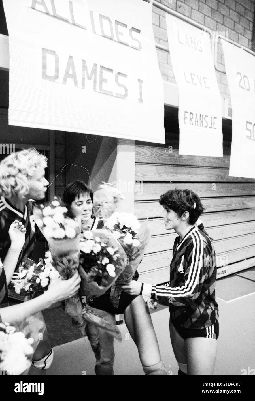 ALIDES - Gemini et entraîneur Mme Bock et Fransje Hallegraeff, Volleyball, 15-10-1988, Whizgle nouvelles du passé, adaptées à l'avenir. Explorez les récits historiques, l'image de l'agence néerlandaise avec une perspective moderne, comblant le fossé entre les événements d'hier et les perspectives de demain. Un voyage intemporel façonnant les histoires qui façonnent notre avenir Banque D'Images