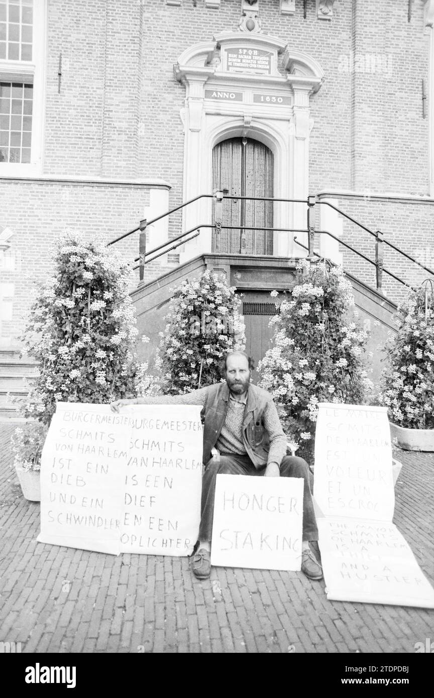 Grève de la faim avec textes de protestation en néerlandais, anglais, français et allemand contre le maire de Haarlem, Haarlem, pays-Bas, 00-08-1988, Whizgle News from the Past, taillé pour l'avenir. Explorez les récits historiques, l'image de l'agence néerlandaise avec une perspective moderne, comblant le fossé entre les événements d'hier et les perspectives de demain. Un voyage intemporel façonnant les histoires qui façonnent notre avenir Banque D'Images