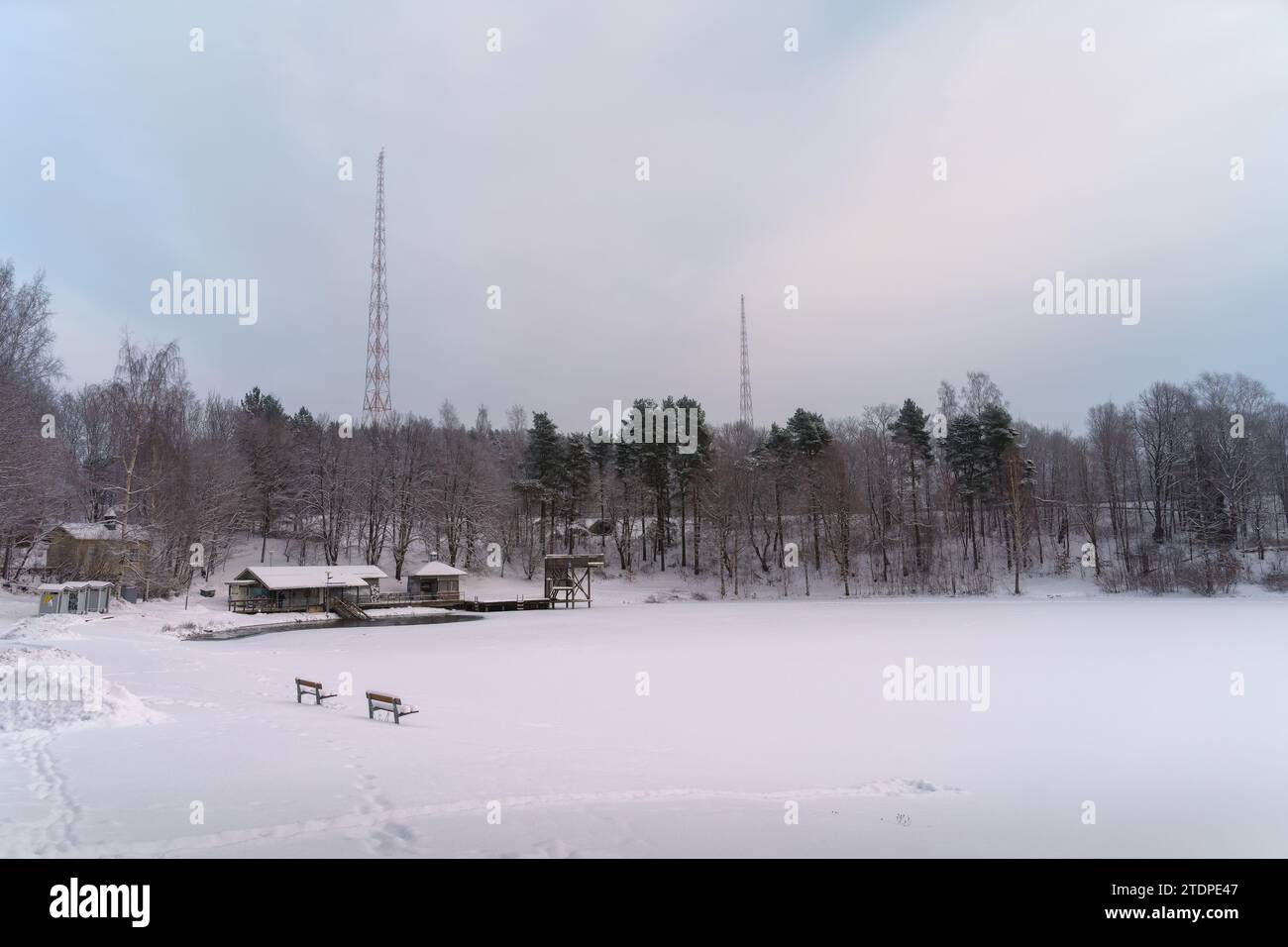 Lac Mytäjärvi et site de baignade sur glace à Lahti, Finlande. 03 décembre 2023. Banque D'Images