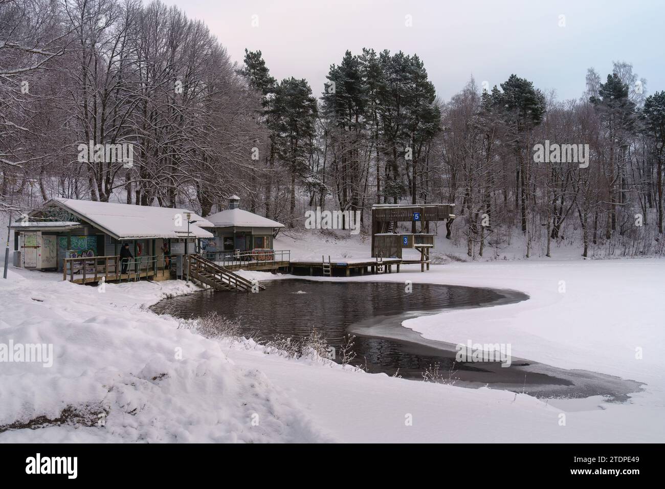 Mytäjärvi lieu de baignade sur glace à Lahti, Finlande. 03 décembre 2023. Banque D'Images