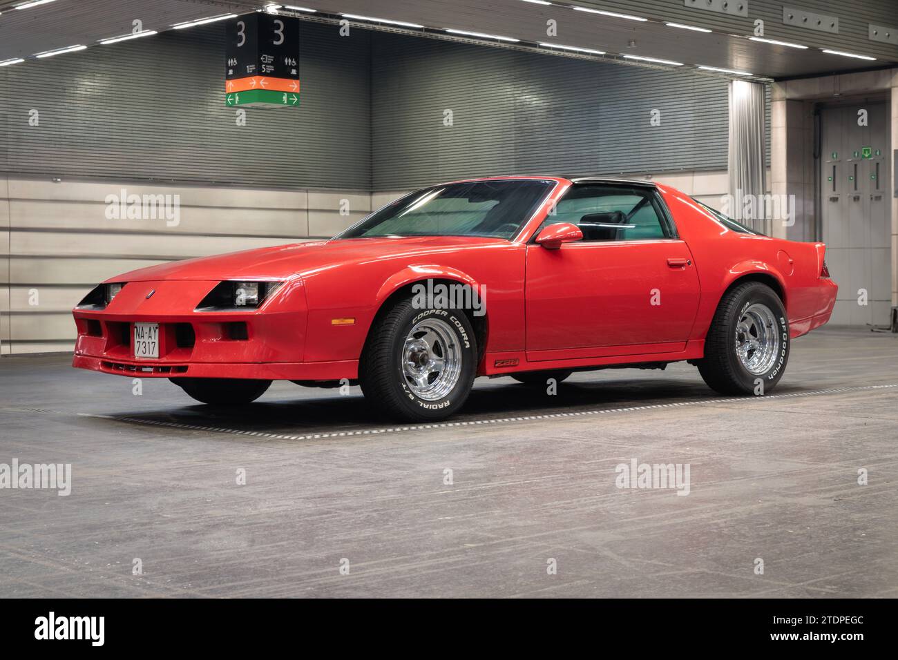 Bilbao, Espagne-11 novembre 2023 : 1983 Chevrolet Camaro Z28 (troisième génération Camaro) dans un parking intérieur Banque D'Images