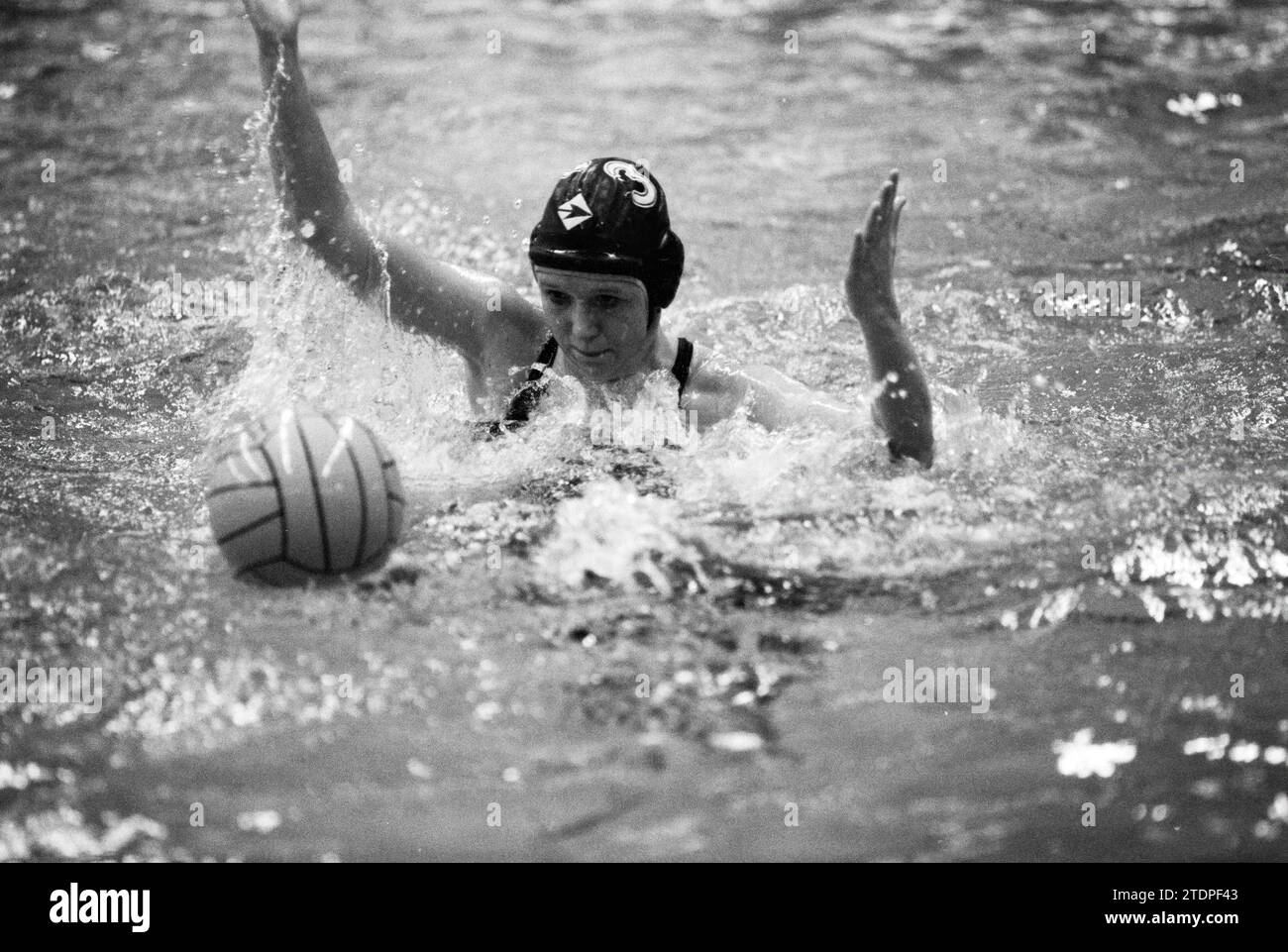 Water polo Women, NVA/HHC - Rapido '82, Haarlem, pays-Bas, 14-02-1997, Whizgle News from the Past, taillé pour l'avenir. Explorez les récits historiques, l'image de l'agence néerlandaise avec une perspective moderne, comblant le fossé entre les événements d'hier et les perspectives de demain. Un voyage intemporel façonnant les histoires qui façonnent notre avenir Banque D'Images