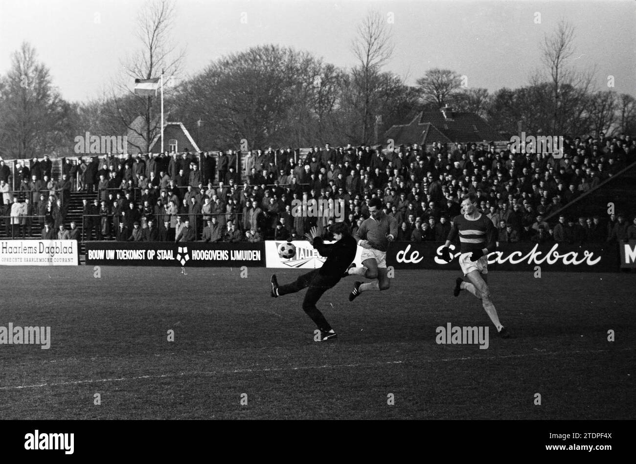 Football HFC Haarlem au Jan Gijzenkade à Haarlem, Haarlem, pays-Bas, 00-00-1960, Whizgle News from the Past, taillé pour l'avenir. Explorez les récits historiques, l'image de l'agence néerlandaise avec une perspective moderne, comblant le fossé entre les événements d'hier et les perspectives de demain. Un voyage intemporel façonnant les histoires qui façonnent notre avenir Banque D'Images