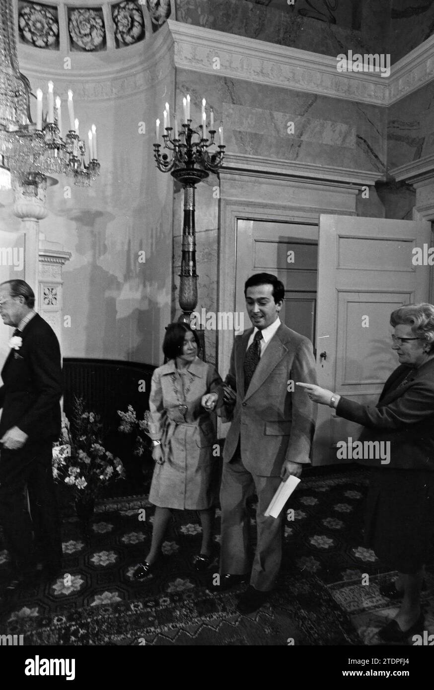 Princess Christina avec fiancée sur Soestdijk., Royal events, Baarn, Amsterdamsestraatweg 1, 14-02-1975, Whizgle nouvelles du passé, adaptées à l'avenir. Explorez les récits historiques, l'image de l'agence néerlandaise avec une perspective moderne, comblant le fossé entre les événements d'hier et les perspectives de demain. Un voyage intemporel façonnant les histoires qui façonnent notre avenir Banque D'Images