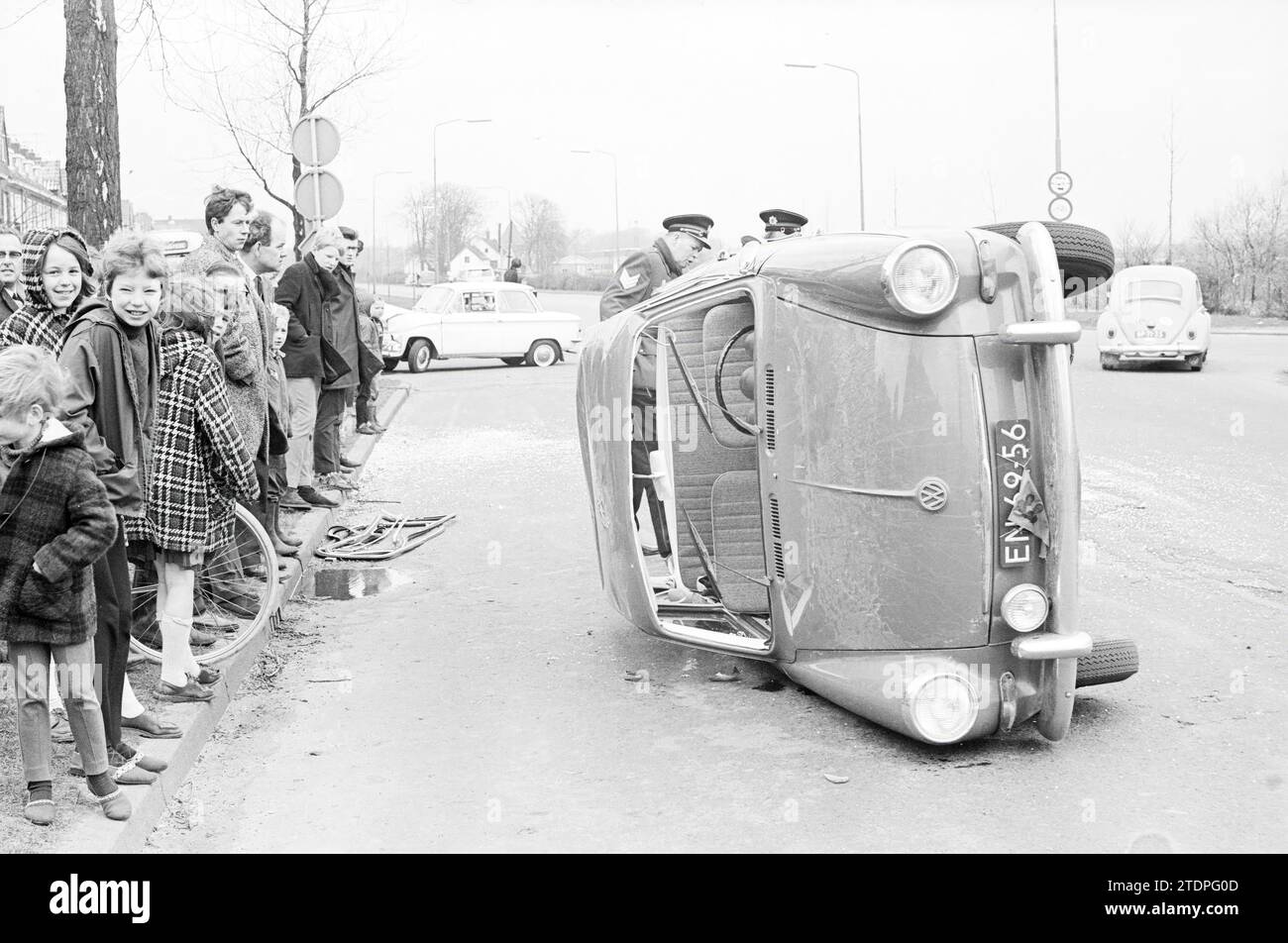 Accident de la circulation, voiture renversée, Haarlem, Vondelweg, Nederland, Whizgle nouvelles du passé, adaptées à l'avenir. Explorez les récits historiques, l'image de l'agence néerlandaise avec une perspective moderne, comblant le fossé entre les événements d'hier et les perspectives de demain. Un voyage intemporel façonnant les histoires qui façonnent notre avenir Banque D'Images