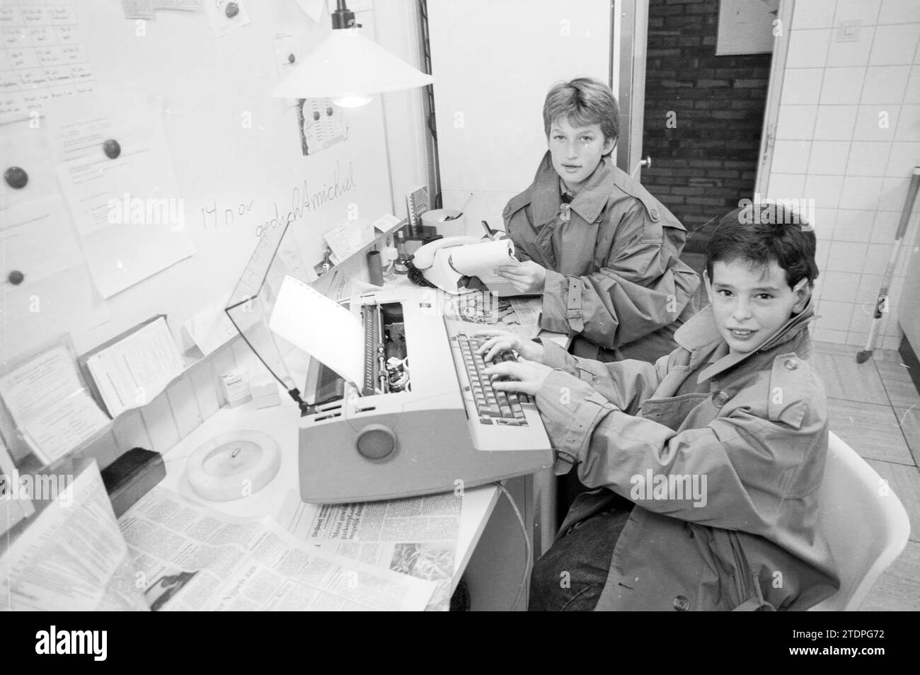 2 garçons Michiel et Derek Bloemendaal, ont fait un journal, des journaux et des magazines, 04-11-1988, Whizgle News from the Past, adaptés pour l'avenir. Explorez les récits historiques, l'image de l'agence néerlandaise avec une perspective moderne, comblant le fossé entre les événements d'hier et les perspectives de demain. Un voyage intemporel façonnant les histoires qui façonnent notre avenir Banque D'Images