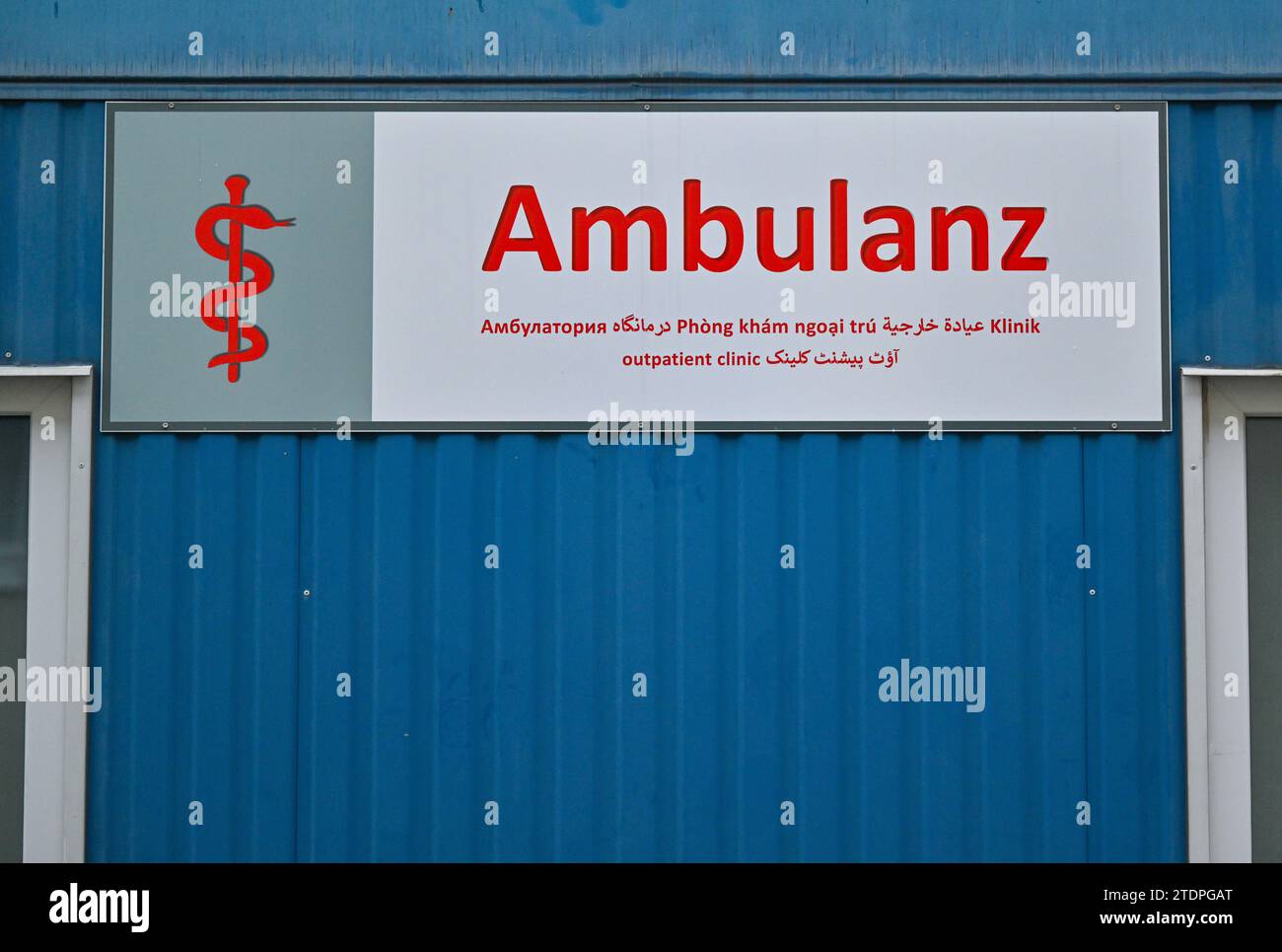 14 décembre 2023, Brandebourg, Eisenhüttenstadt : le mot "Ambulance" est écrit en différentes langues sur un conteneur sur le terrain du Centre central d'accueil pour demandeurs d'asile de Brandebourg (ZABH) à Eisenhüttenstadt. Photo : Patrick Pleul/dpa Banque D'Images