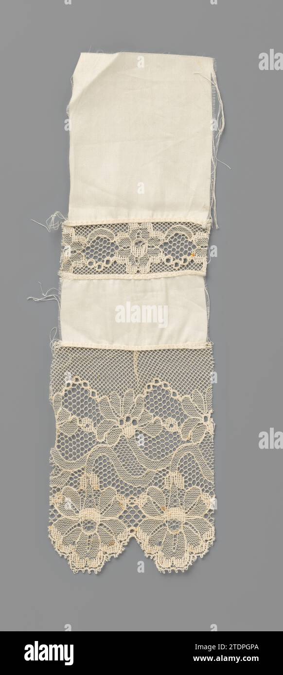 Fragment de satin blanc avec un côté usinage avec un motif de fleurs reliées et une bande de sculpté et potente côté mécanique avec motif de fleurs, c. 1925 fragment de satin blanc avec un côté machine ressorts intermédiaires avec motif de fleurs reliées et une bande de côté machine festonné et potenté avec motif de fleurs. Fragment de carton Nijmegen de satin blanc avec des ressorts intermédiaires côté machine avec un motif de fleurs connectées et une bande de côté machine festonné et potenté avec motif de fleurs. Carton Nijmegen Banque D'Images