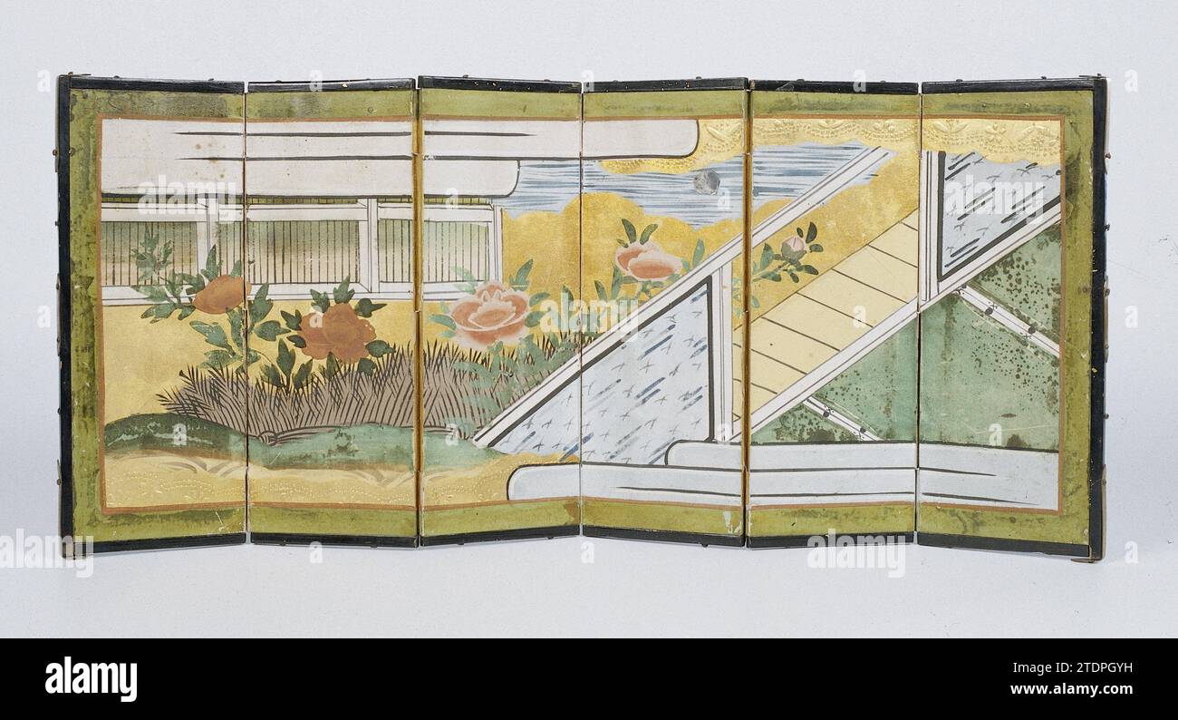 Ecran caminais peint avec des performances japonaises, Anonymous, 1676 - 1699 Ecran caminisé avec six panneaux en bois, recouvert des deux côtés de papier, avec des charnières en papier (deux entières et deux moitiés). Le complètement entouré de lattes de bois laqué noir, renforcé avec de la pâte de cuivre plaqué or. La façade est peinte à l'intérieur d'un cadre jaune-vert avec une représentation d'un intérieur japonais avec des tatamis et un mur ouvert, un jardin avec clôture, pivoines et herbe, nuages et une lune, exécuté en gouache et feuille d'or sur une peinture plus épaisse 'dumps', appliquée au pinceau. Le dos est recouvert de Banque D'Images