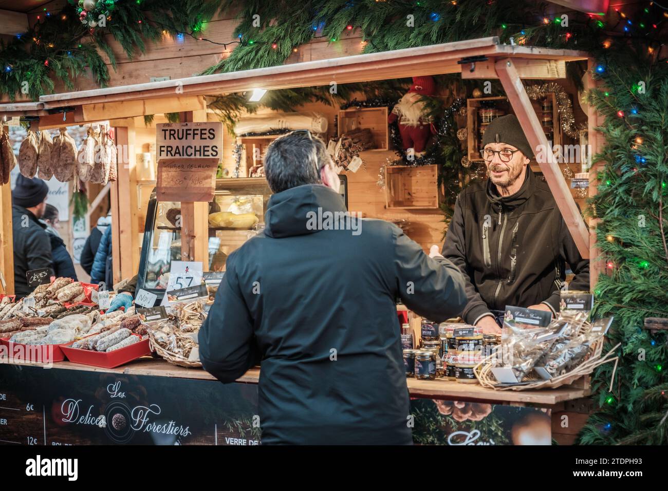 Sarlat-la-Canéda, Nouvelle-Aquitaine, France - 16 décembre 2023 : un étal vendant charcuterie, truffes et foie gras au marché de Noël de Sarl Banque D'Images